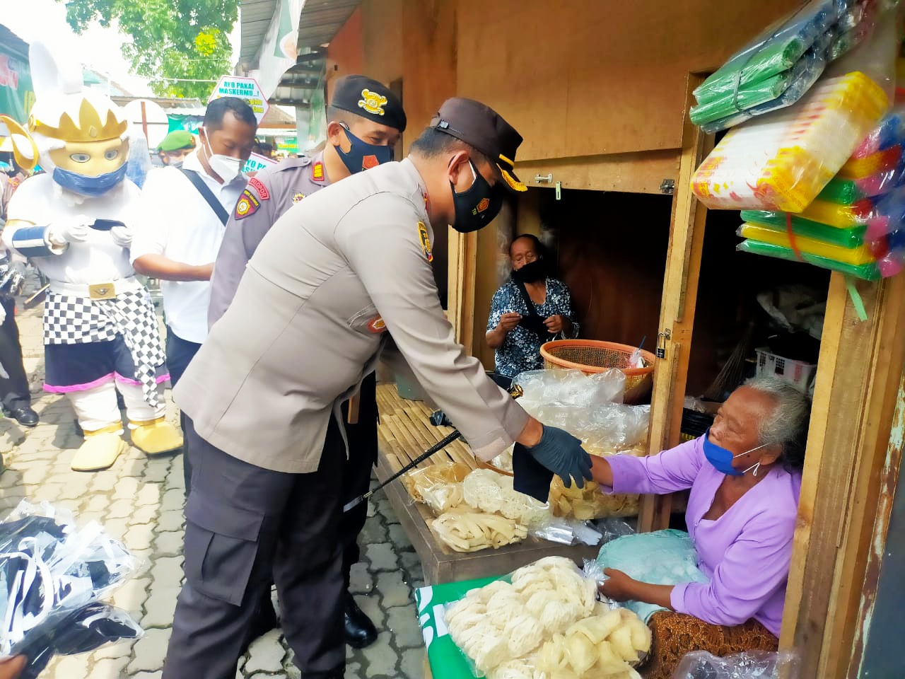 Kapolres Klaten AKB Edy Suranta Sitepu memberikan masker kepada pedagang pasar. 