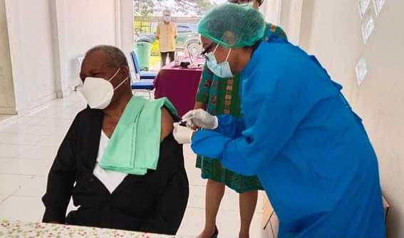 Bupati Jayapura Mathius Awoitauw menerima vaksin Covid-19. 