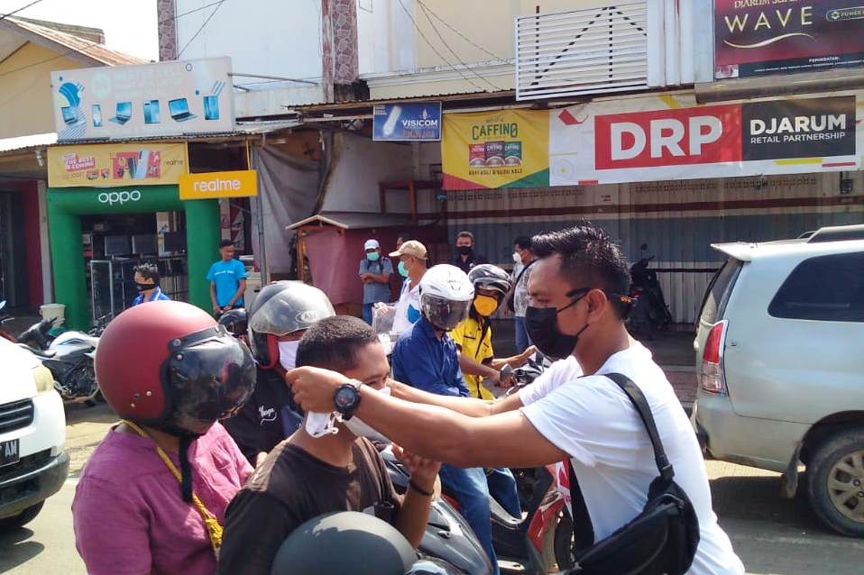Peringati Hari pers nasional ke-75 jurnalis di Manggarai Barat membagikan 3400 masker secara gratis kepada masyarakat.