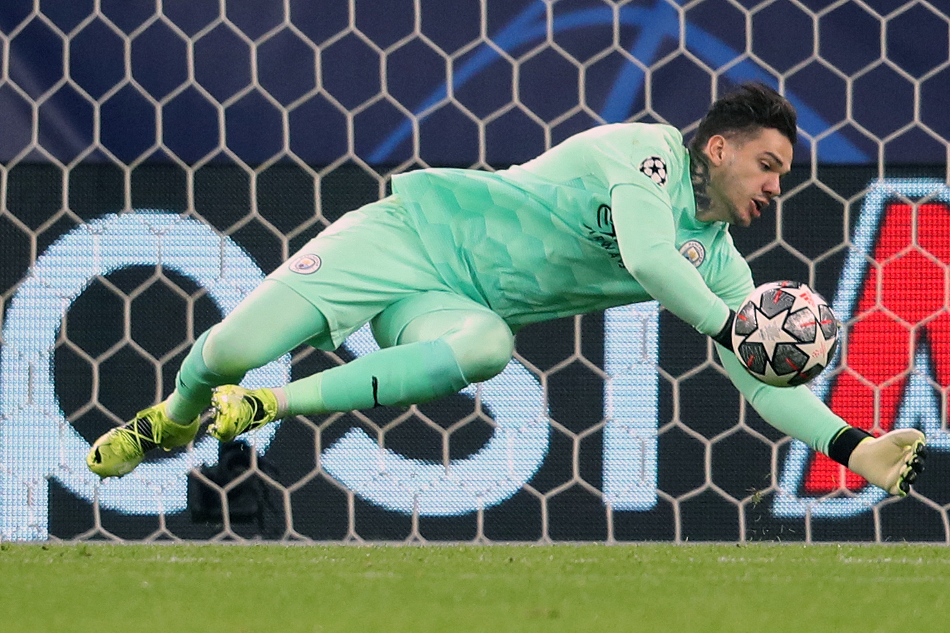 Penjaga gawang Manchester City, Ederson dianggap berjasa mengamankan klubnya melenggang di babak 16 Piala UEFA.