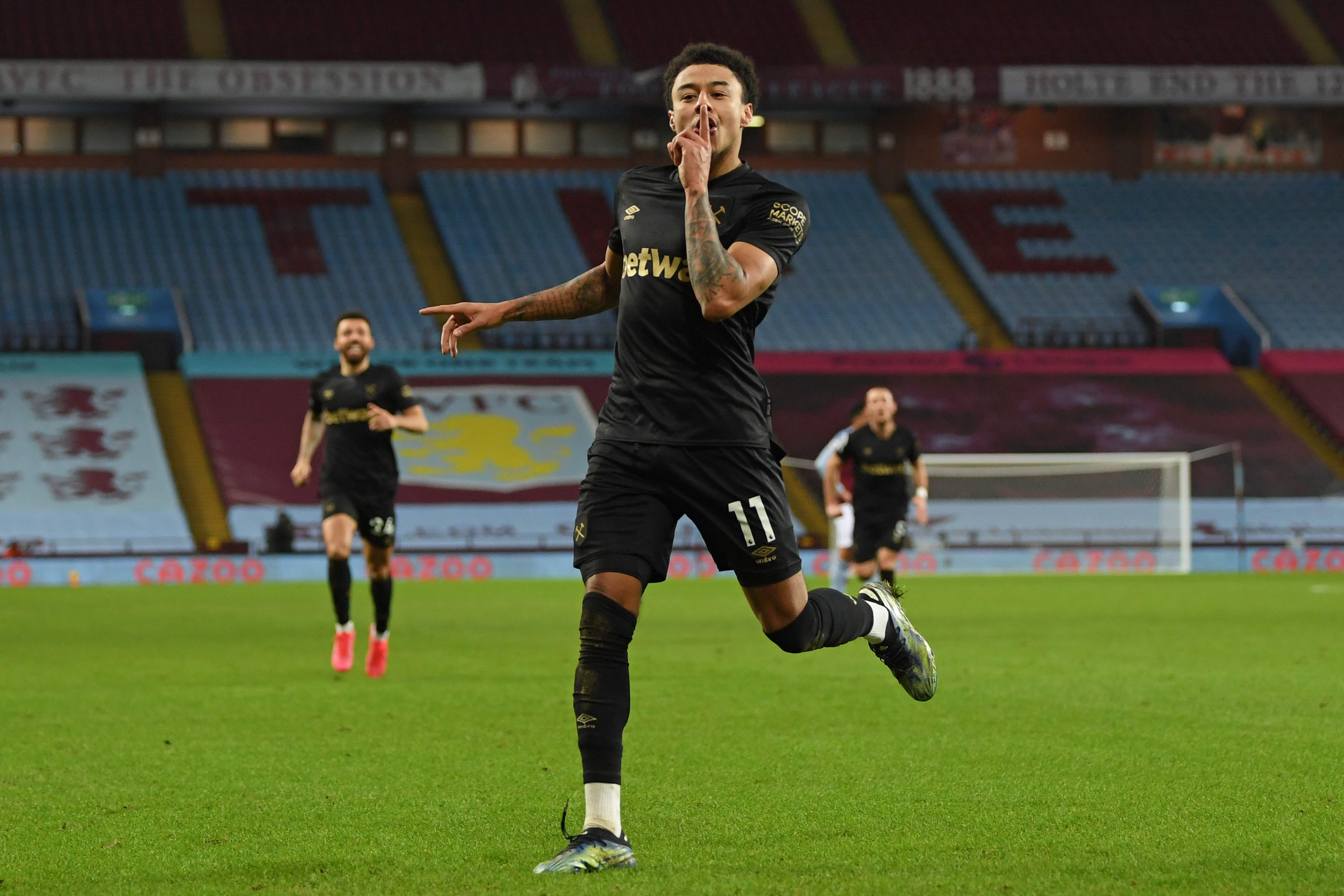 Penyerang anyar West Ham United Jesse Lingard melakukan selebrasi usai mencetak gol ke gawang Aston Villa.