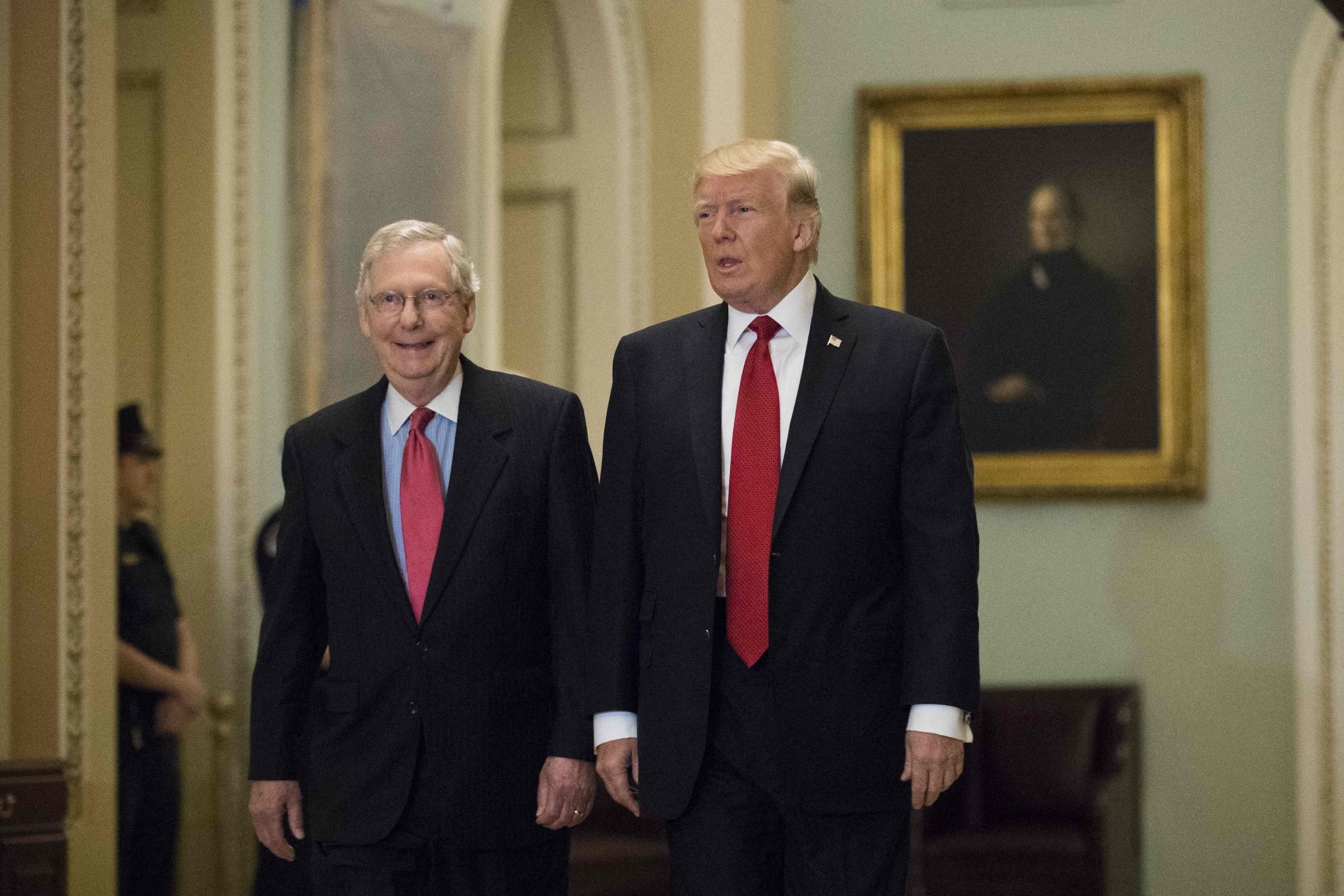 Presiden AS Donald Trump bersama Pemimpin Minoritas Senat Mitch McConnell di Capitol Hill, Washington DC, Oktober 2017. 