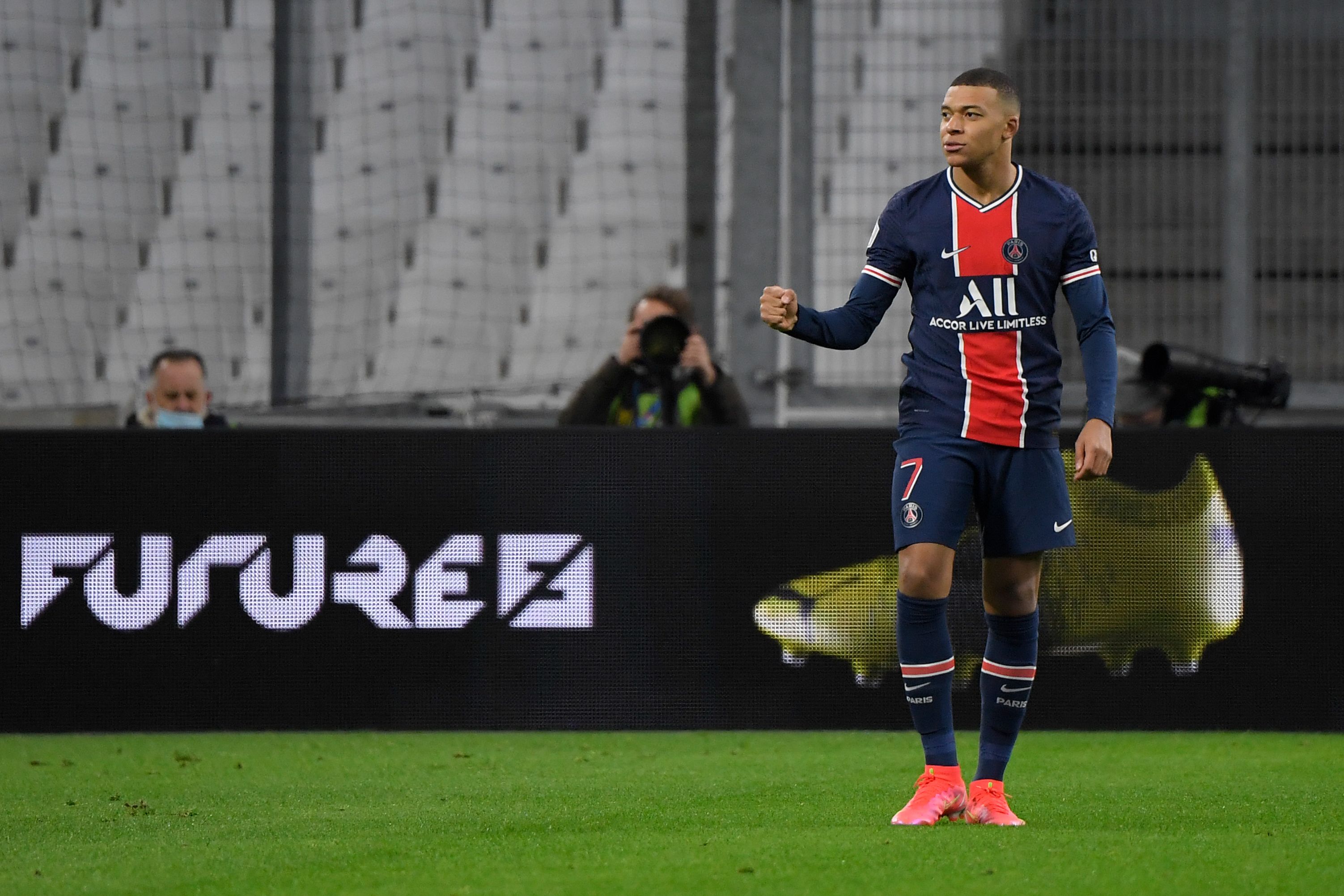 Penyerang PSG Kylian Mbappe melakukan selebrasi usai mencetak gol ke gawang Marseille di laga Ligue 1.