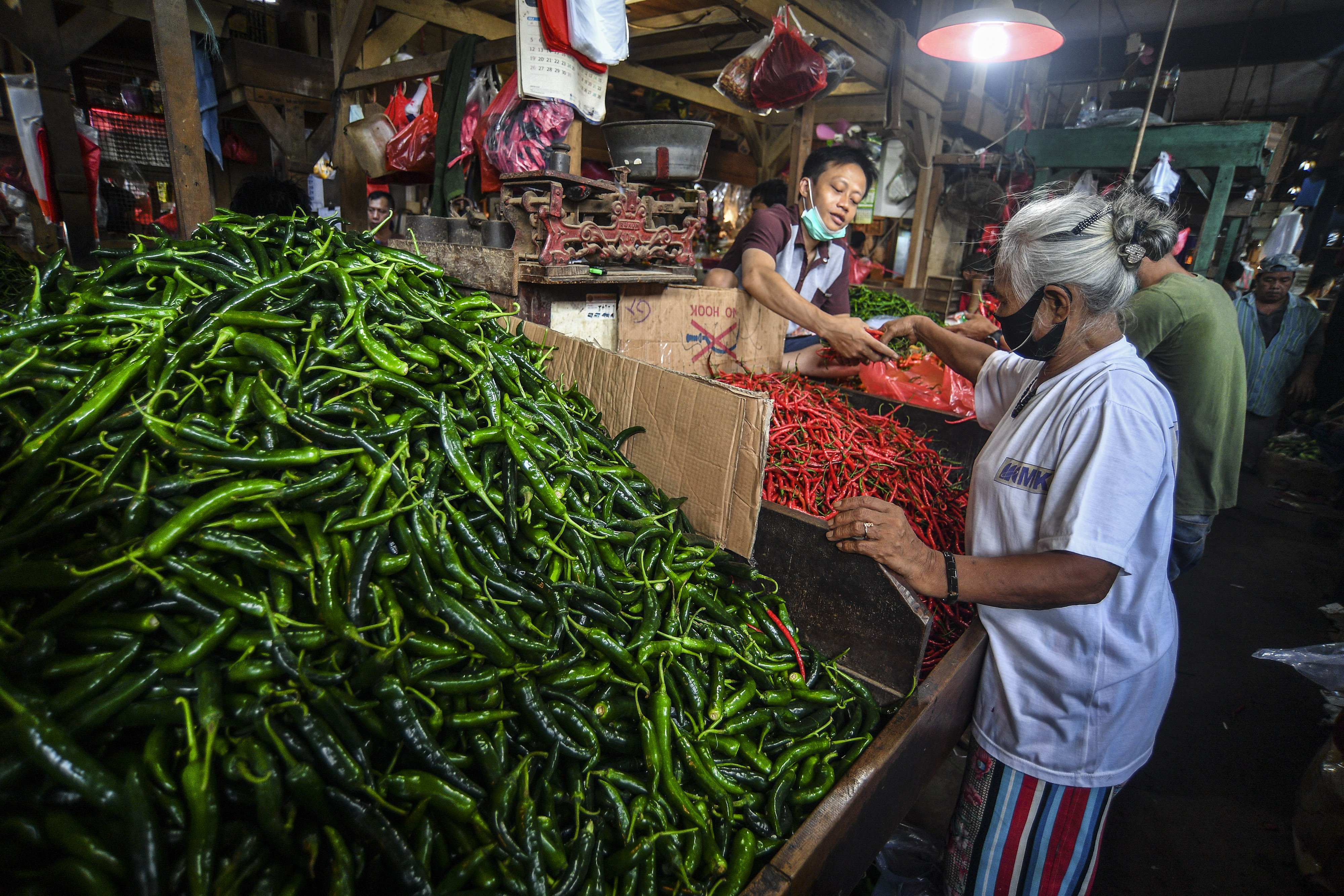 Pedagang Cabai melayani pembeli di Pasar Senen, Jakarta