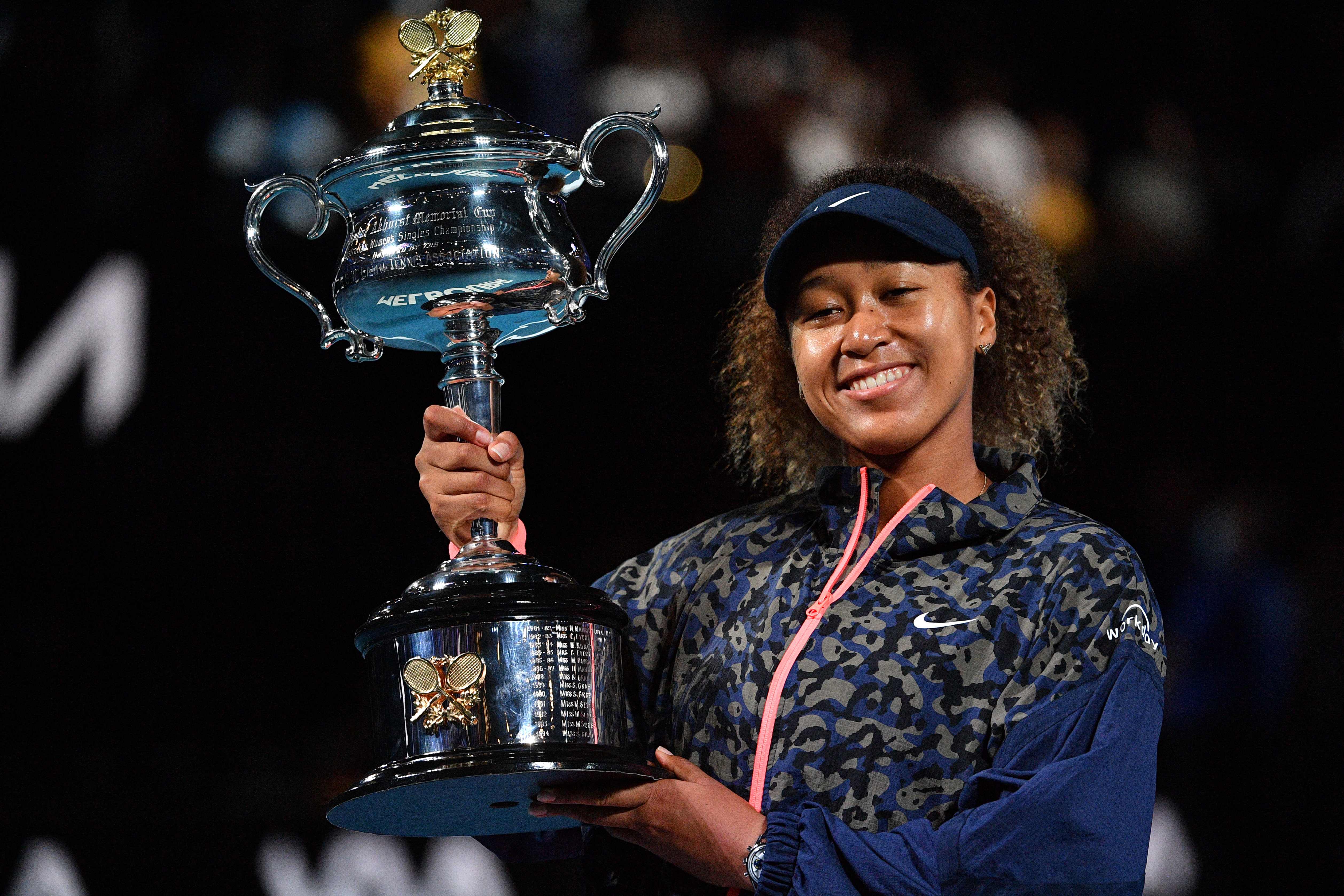 Naomi Osaka mengangkat trofi Australia Terbuka