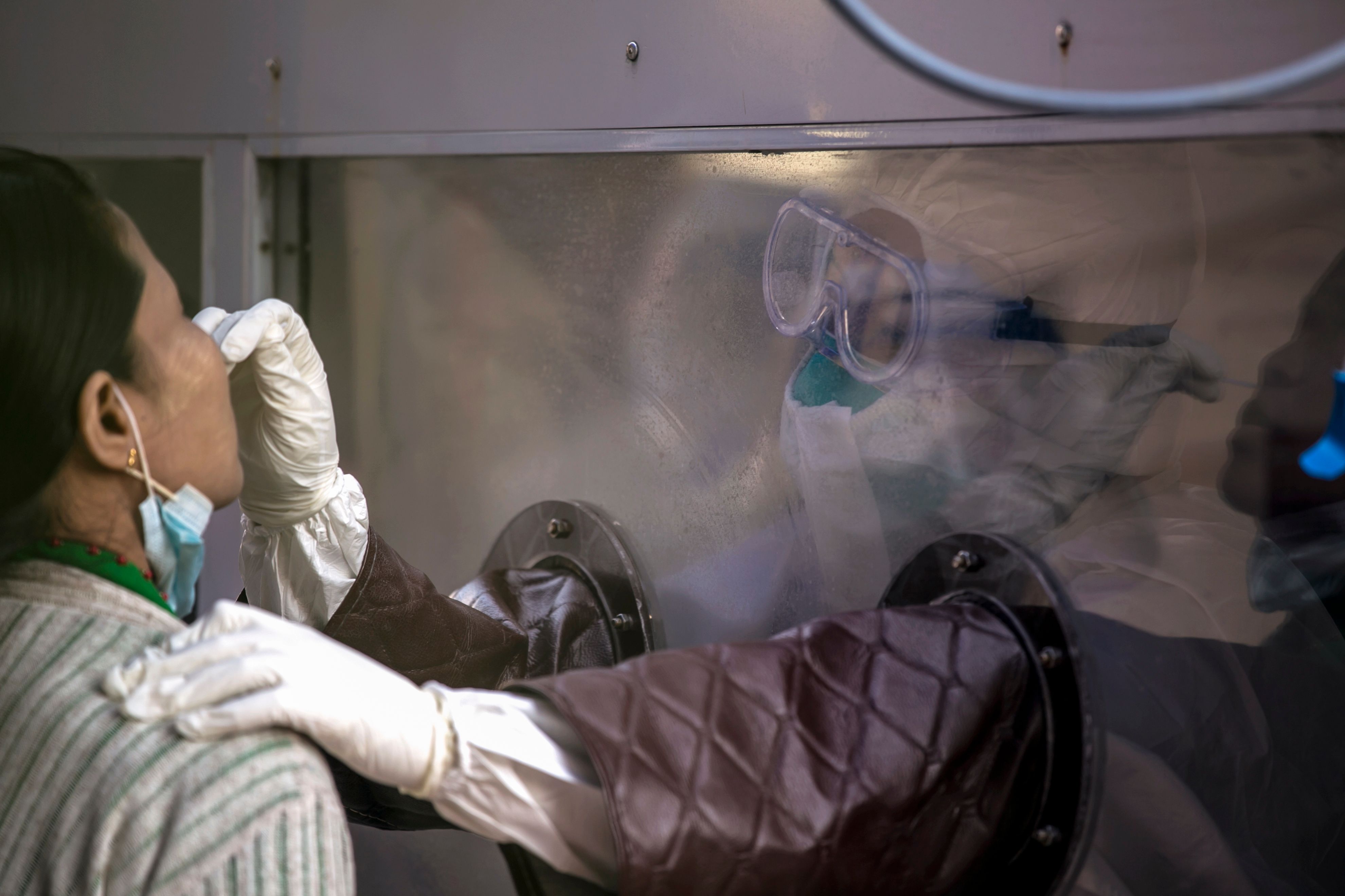 Tenaga kesehatan mengambil sampel swab pasien