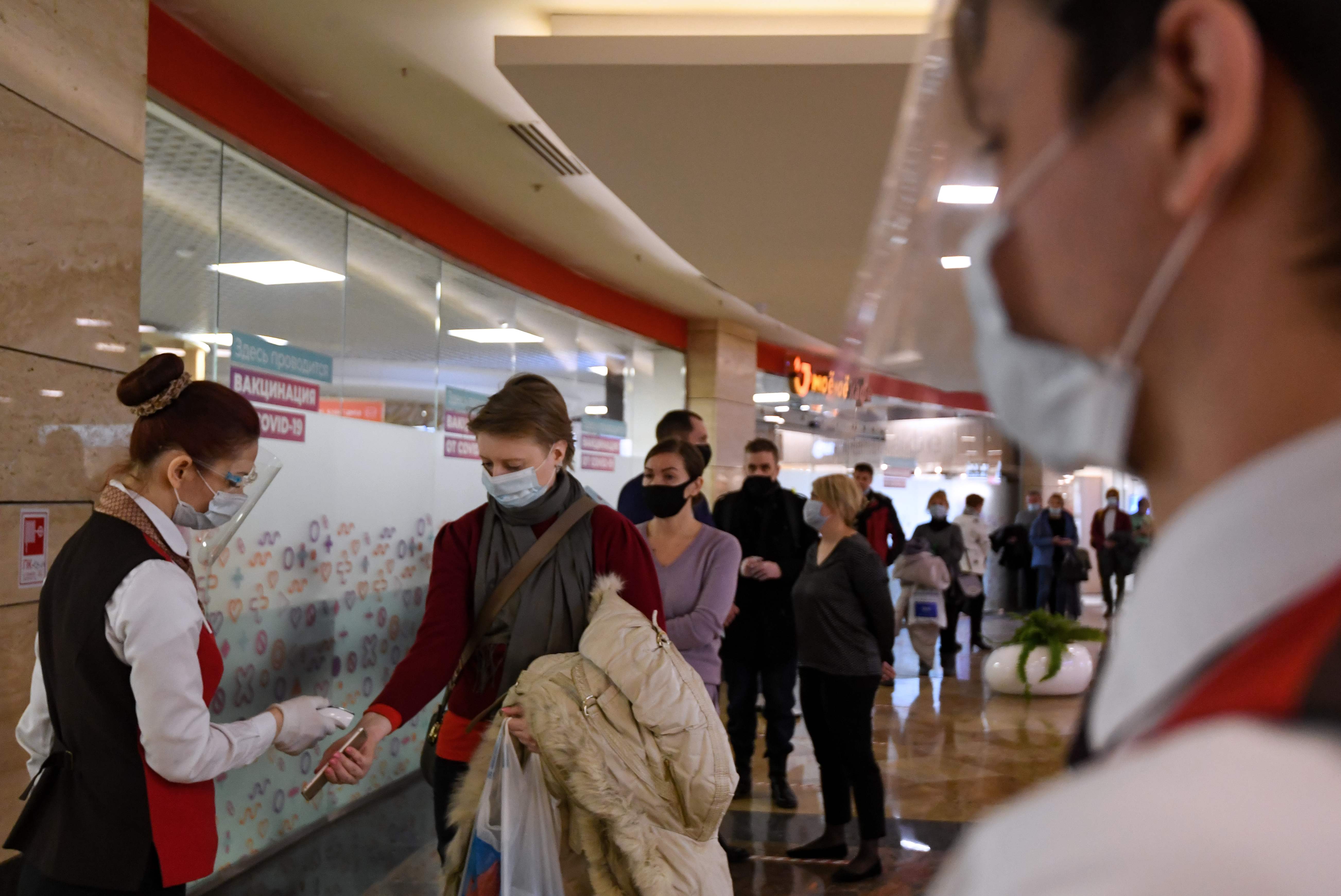 Petugas mengecek suhu warga yang akan divaksinasi Sputnik V di Kota Moskow, Rusia, Rabu (10/1/2021)