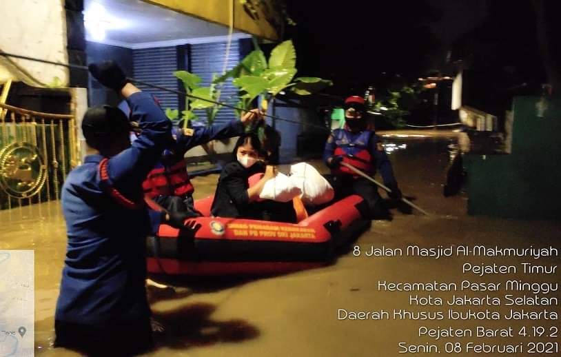 13 KK Dievakuasi Akibat Banjir di Pejaten Timur