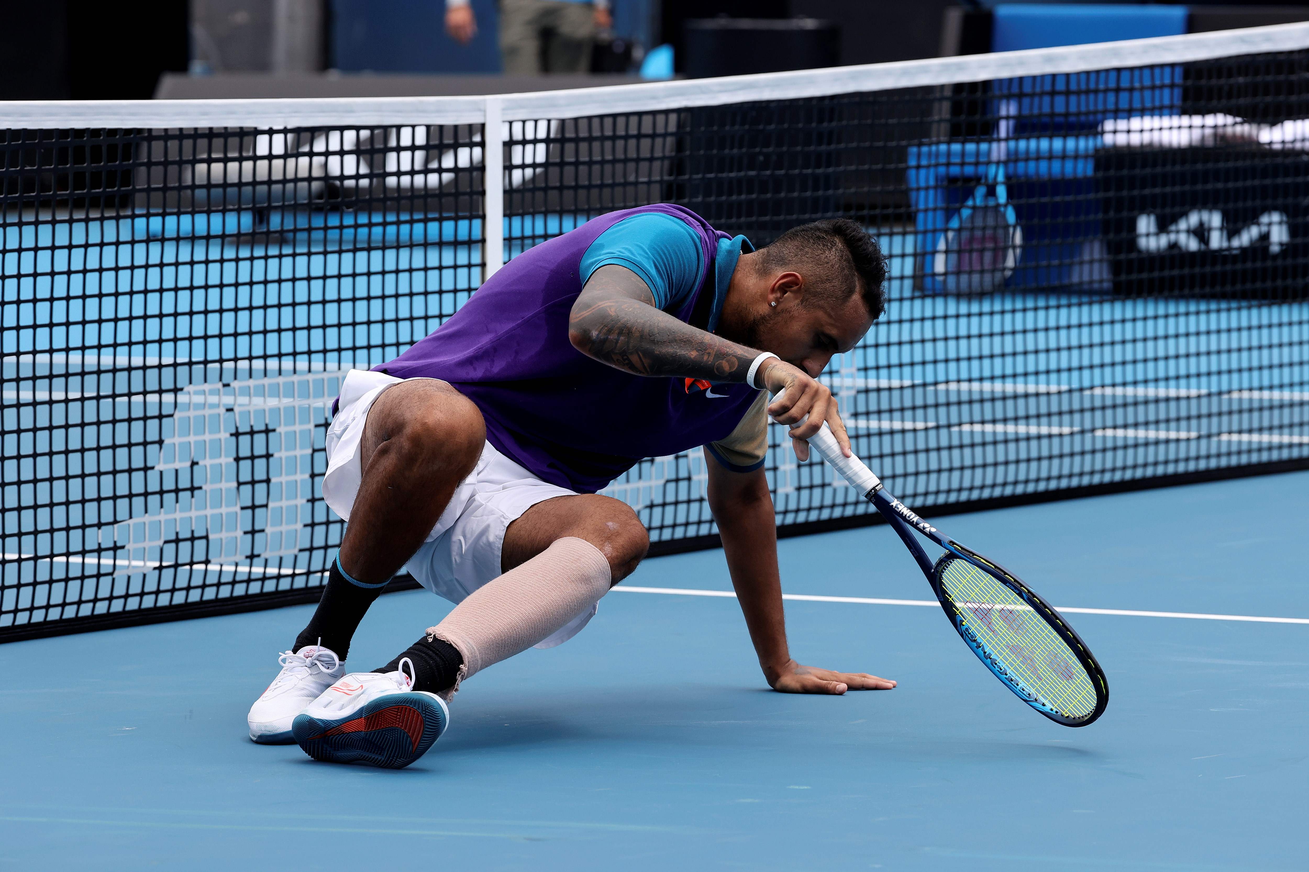 Petenis Australia Nick Kyrgios terjatuh dalam laga Murray River Terbuka melawan Borna Coric.