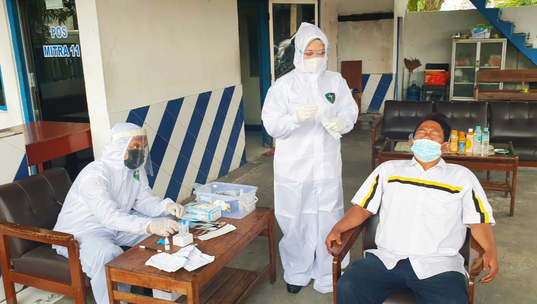 Salah satu pengendara asal luar daerah yang akan masuk wilayah Kabupaten Klaten menjalani swab antigen, Jumat (12/2/2021).