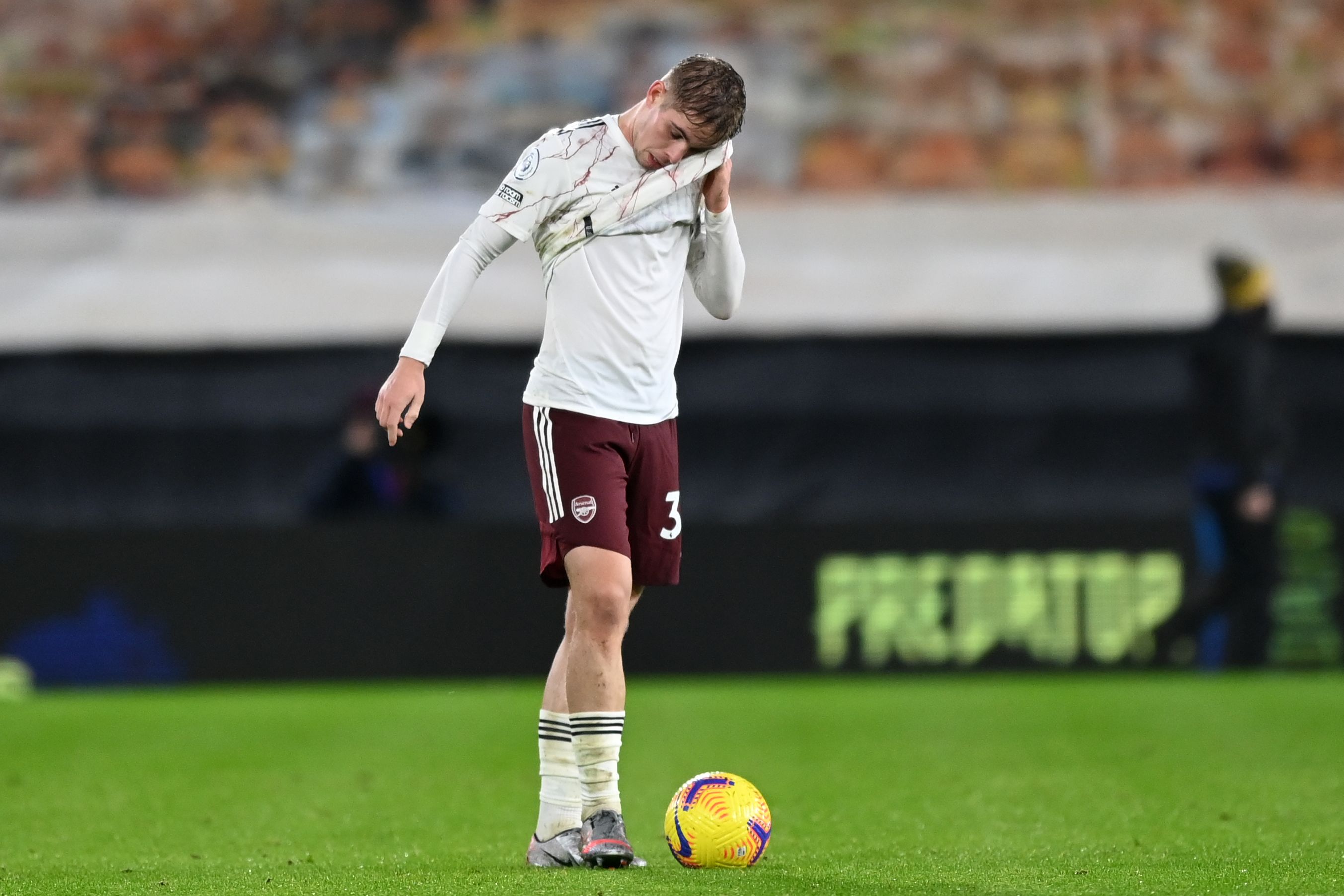 Pemain Arsenal Emile Smith Rowe berjalana lesu usai kalah 1-2 dari Wiolverhampton dalam lanjutan Liga Primer, Rabu (3/2).   