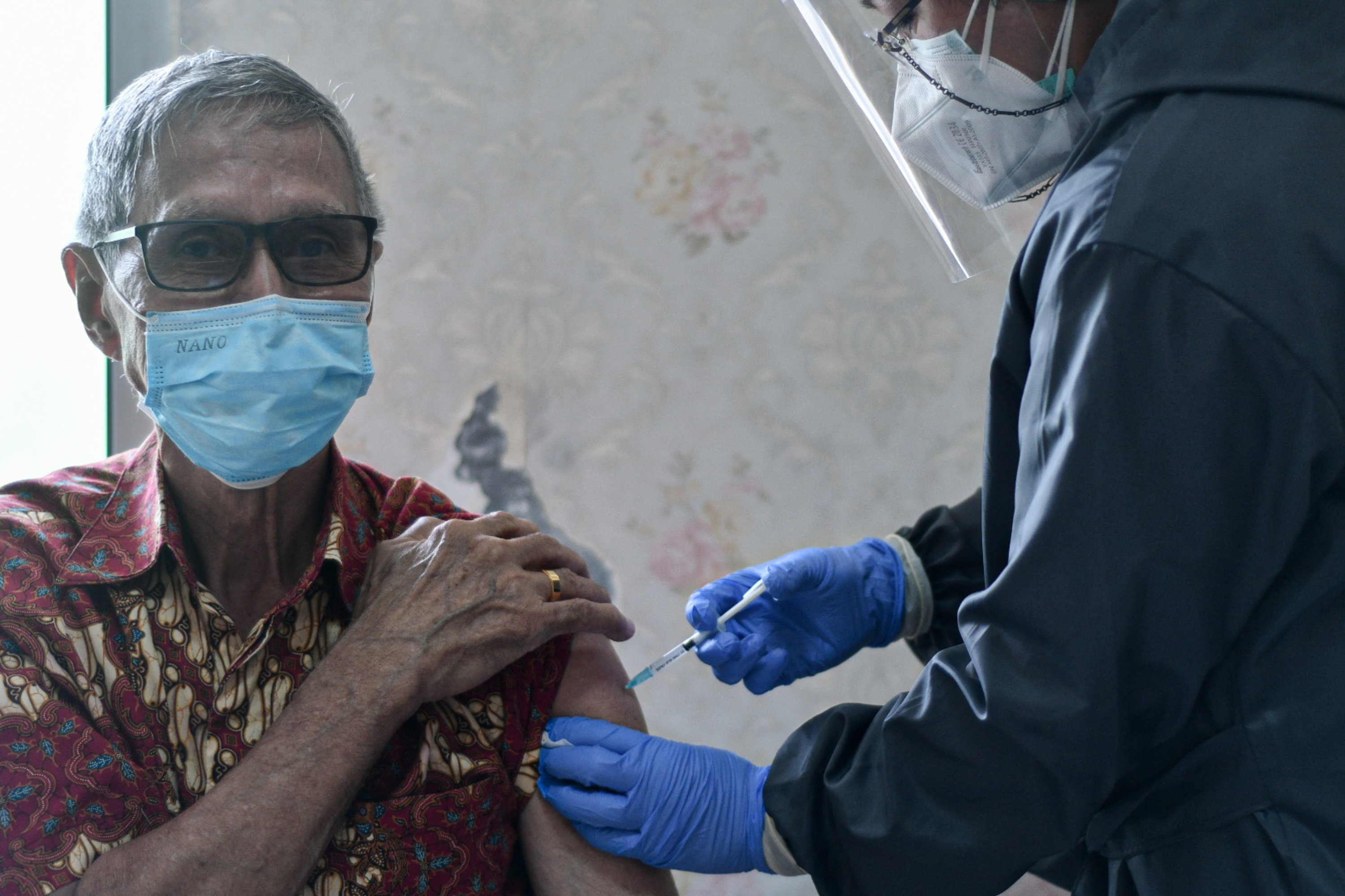 Sejumlah warga lanjut usia (lansia) menjalani vaksinasi Covid-19 di Puskesmas Kecamatan Senen, Jakarta Pusat, Selasa (23/2/2021). 