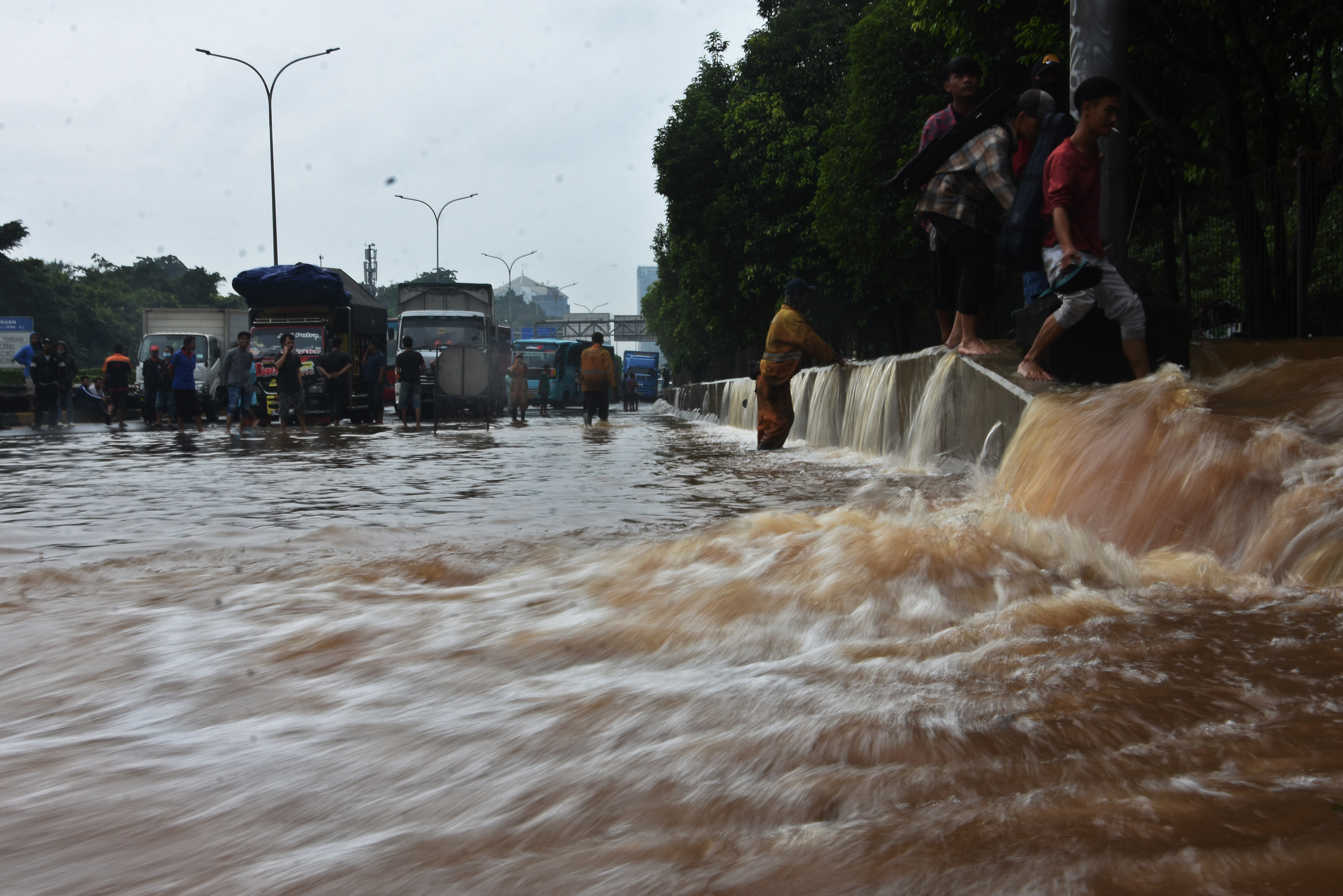 Polda Metro Sebut 40 Ruas Jalan di Ibu Kota Terendam Banjir