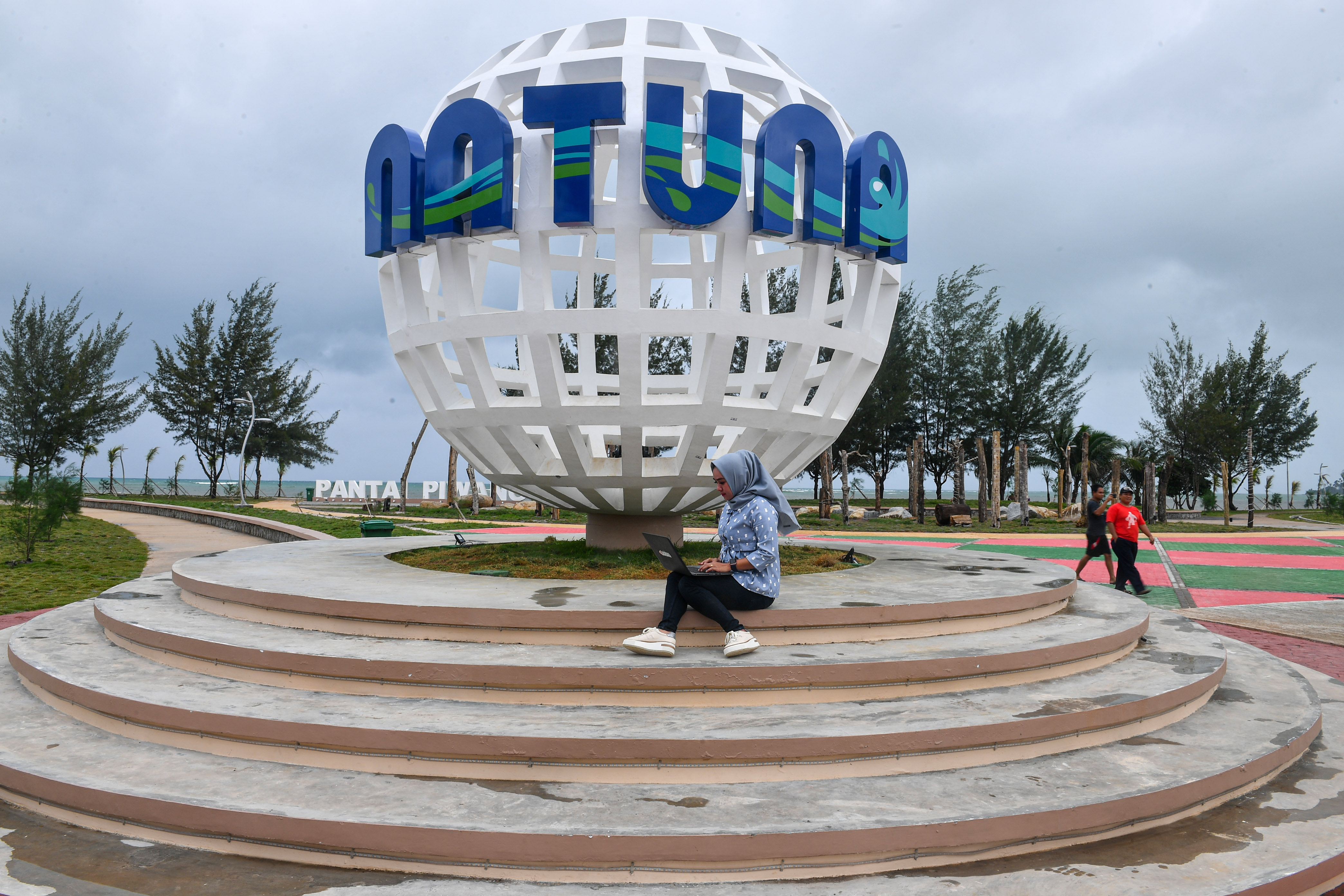 Pemerintah kabupaten Natuna, Kepulauan Riau, menyediakan 8 titik wifi gratis di tempat umum sebagai pemanfaatan fungsi Palapa Ring Barat.