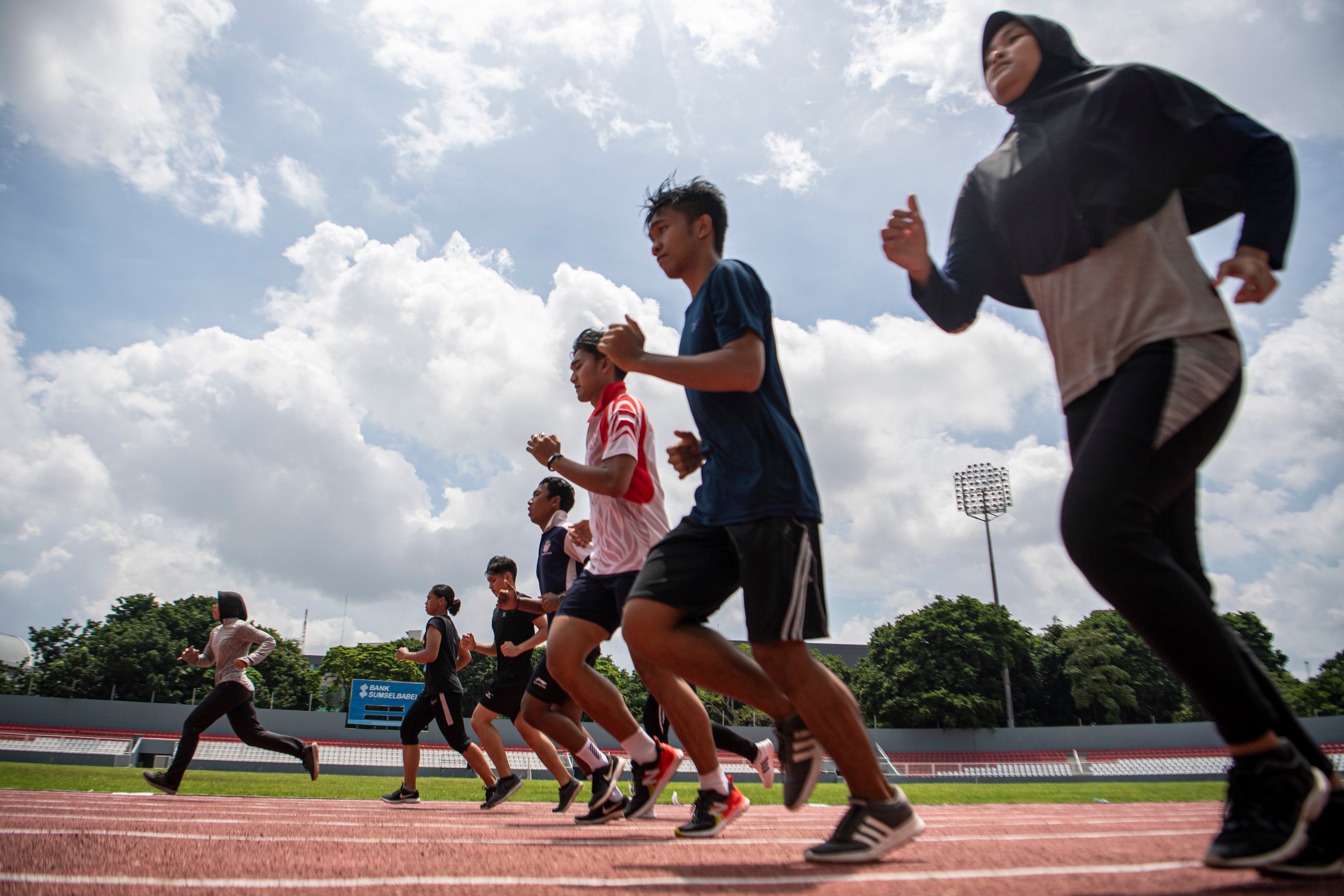 Sejumlah atlet mengikuti tes fisik di Stadion Madya Bumi Sriwijaya, Palembang, Sumatra Selatan, Kamis (11/2/2021) untuk persiapan PON Papua