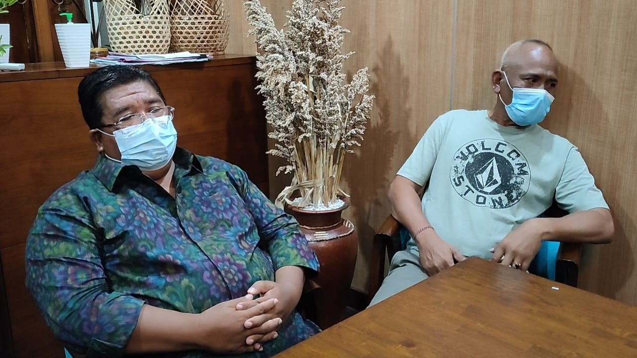 Bupati Buleleng Putu Agus Suradnyana  (kiri) kecewa 8 anak buahnya terlibat korupsi mark up program Buleleng Explore.