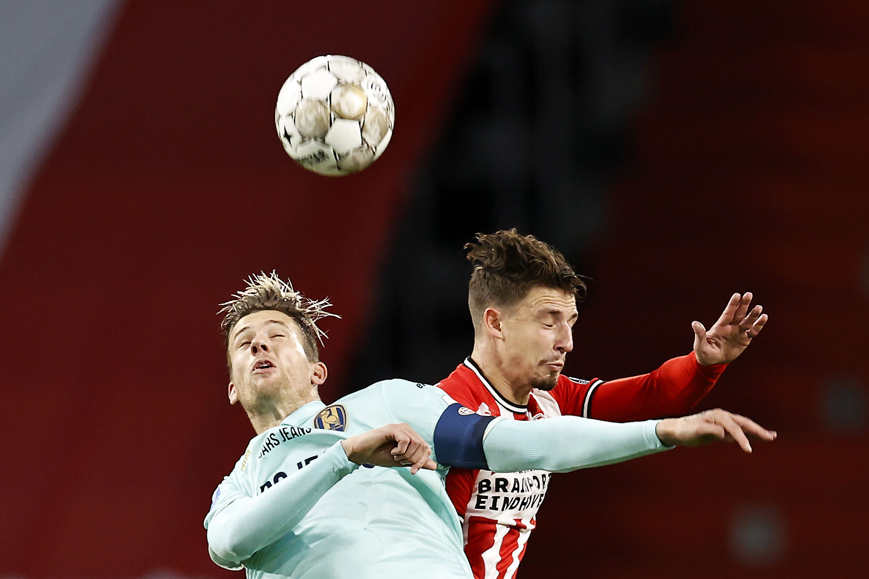 Gol akrobatik Michiel Kramer (menyundul bola) memupus kemenangan PSV Eindhoven yang tinggal di depan mata, Minggu (14/2) WIB