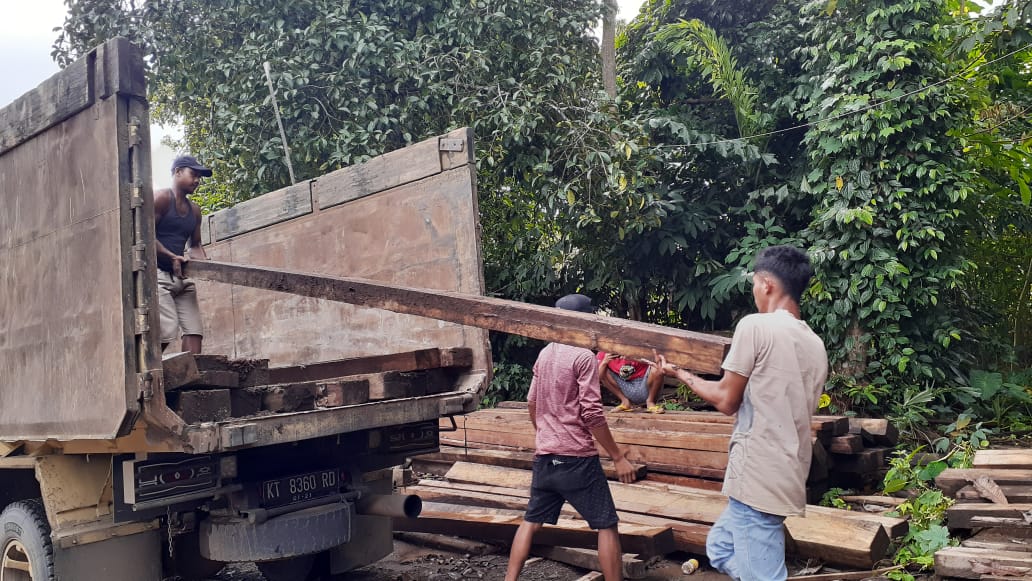 Kayu temuan hasil penebangan liar di wilayah Hulu Sungai Tengah. 