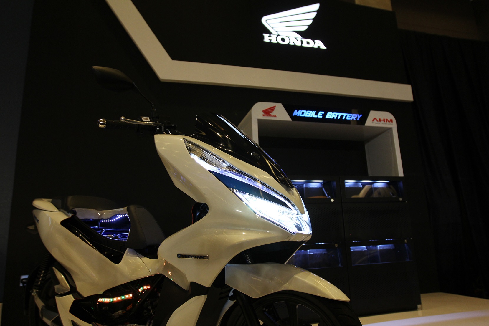 Varian baru Honda PCX e:HEV yang bertenaga listrik.