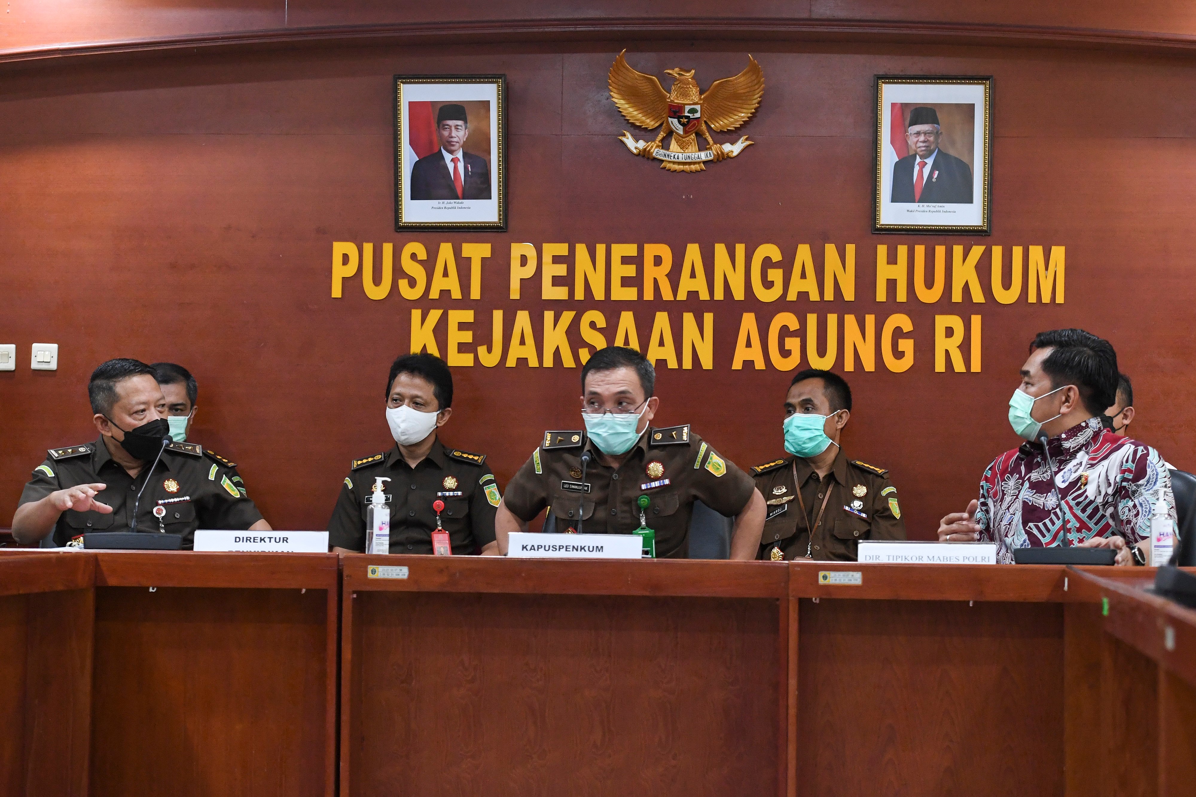 Kapuspenkum Kejaksaan Agung Leonard Eben Ezer Simanjuntak (tengah).