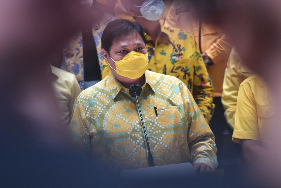 Ketua Umum Partai Golkar Airlangga Hartarto memberikan keterangan pers tentang hasil Pilkada serentak 2020 di Jakarta, Kamis (10/12/2020). 