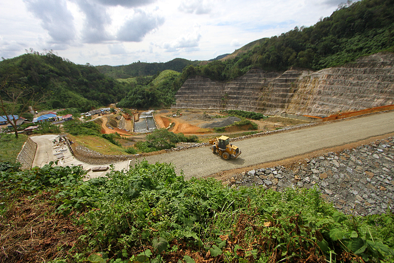 Proyek pembangunan Bendungan Tapin di Desa Pipitak Jaya, Kabupaten Tapin, Kalimantan Selatan, Selasa (4/8/2020)
