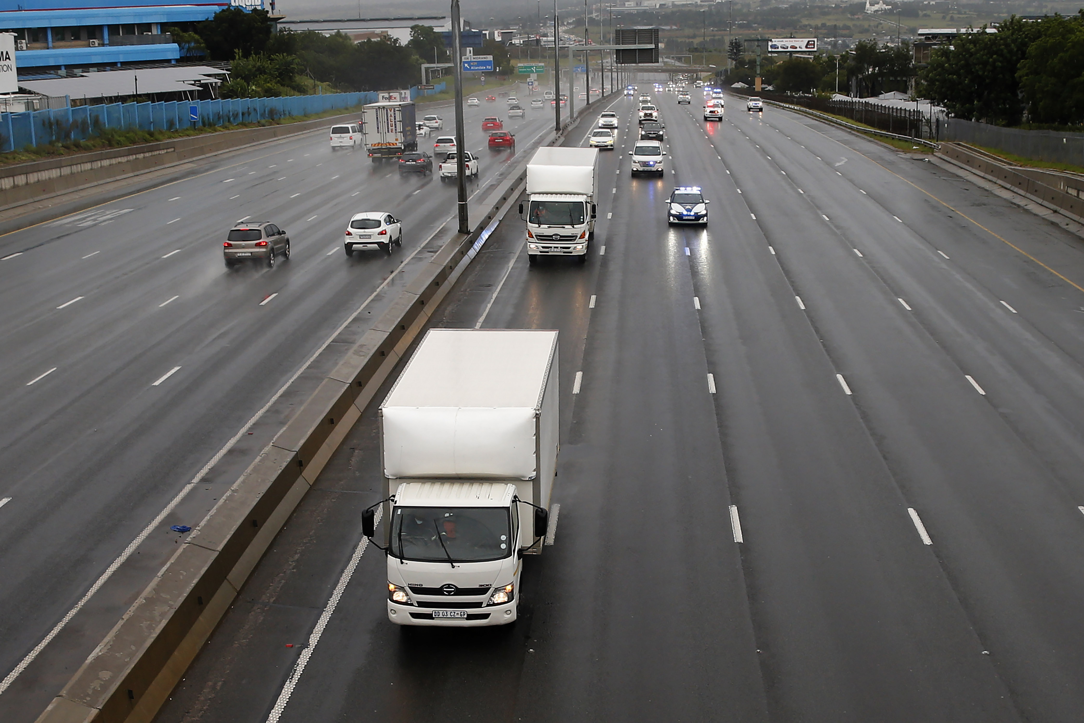 Polisi mengawal truk yang membawa vaksin covid-19 di Johannesburg, Afrika Selatan.