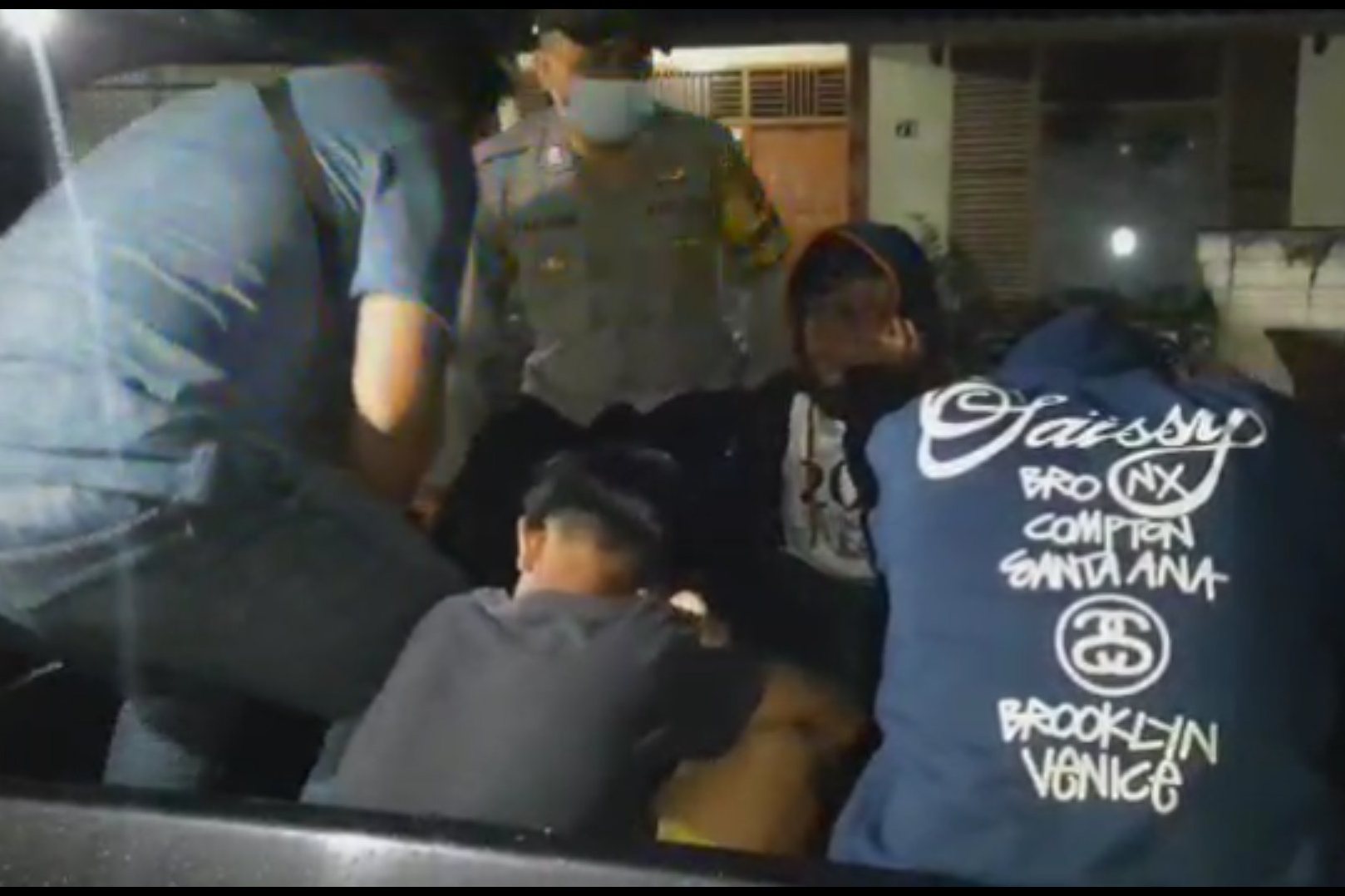 Empat pelaku pencurian buku pelajaran di SDN Tugu, Kelurahan Tuguraja, Kecamatan Cihideung, Kota Tasikmalaya, ditangkap warga.