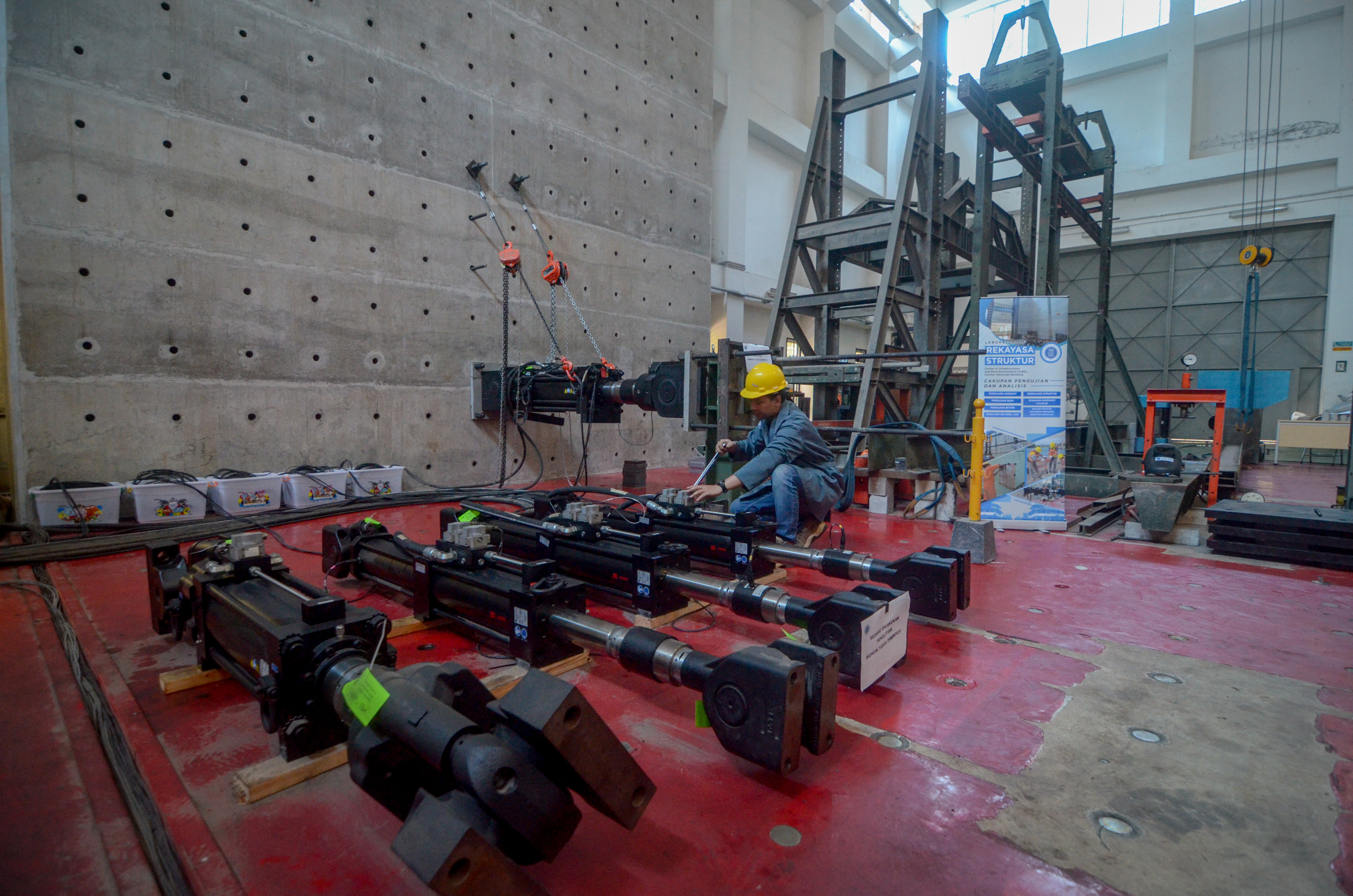 SEORANG teknisi tengah beraktivitas di salah satu laboratorium di dalam kampus Institut Teknologi Bandung