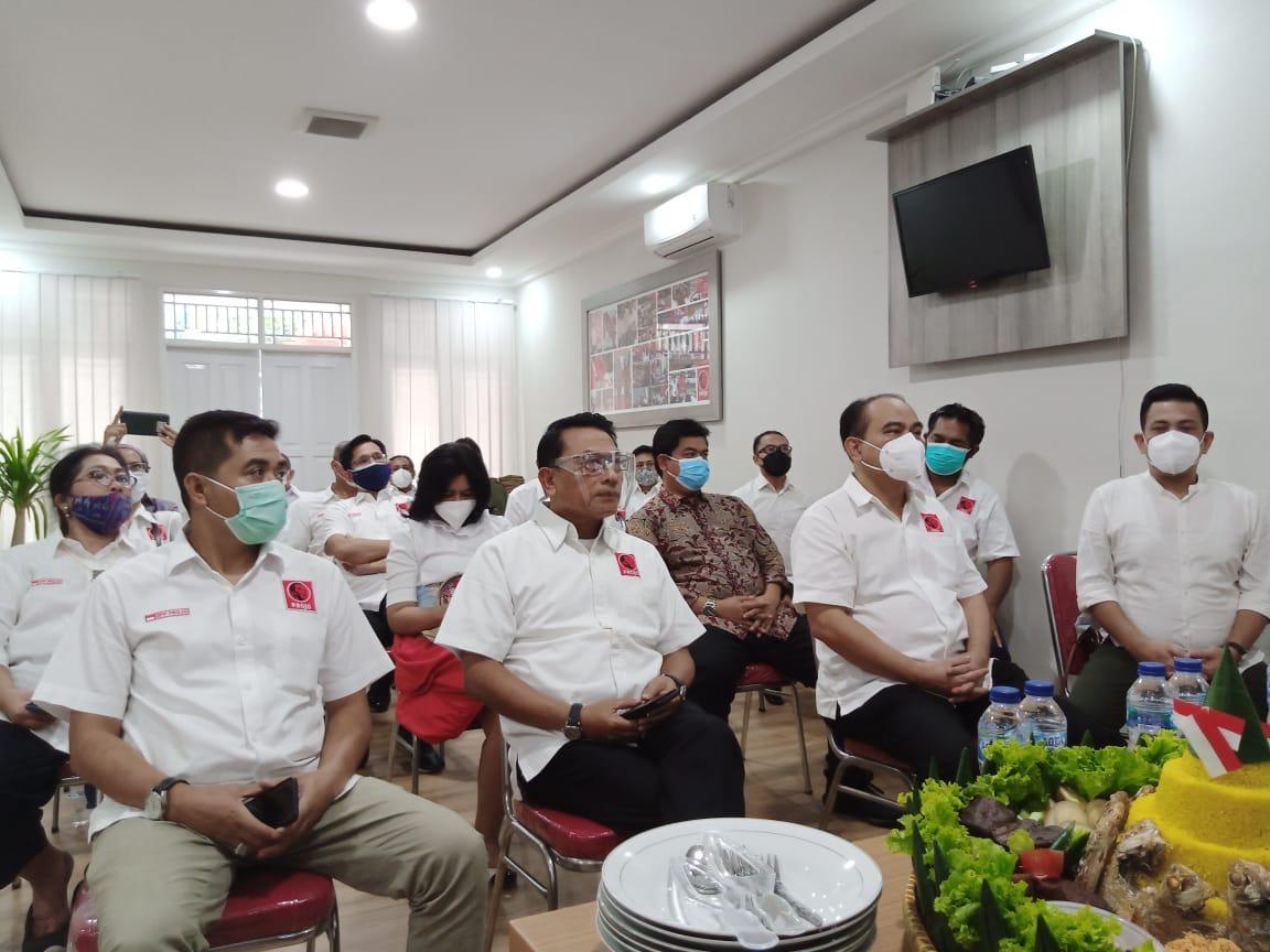 Mantan Panglima TNI Moeldoko (tengah) bersama relawan Projo.