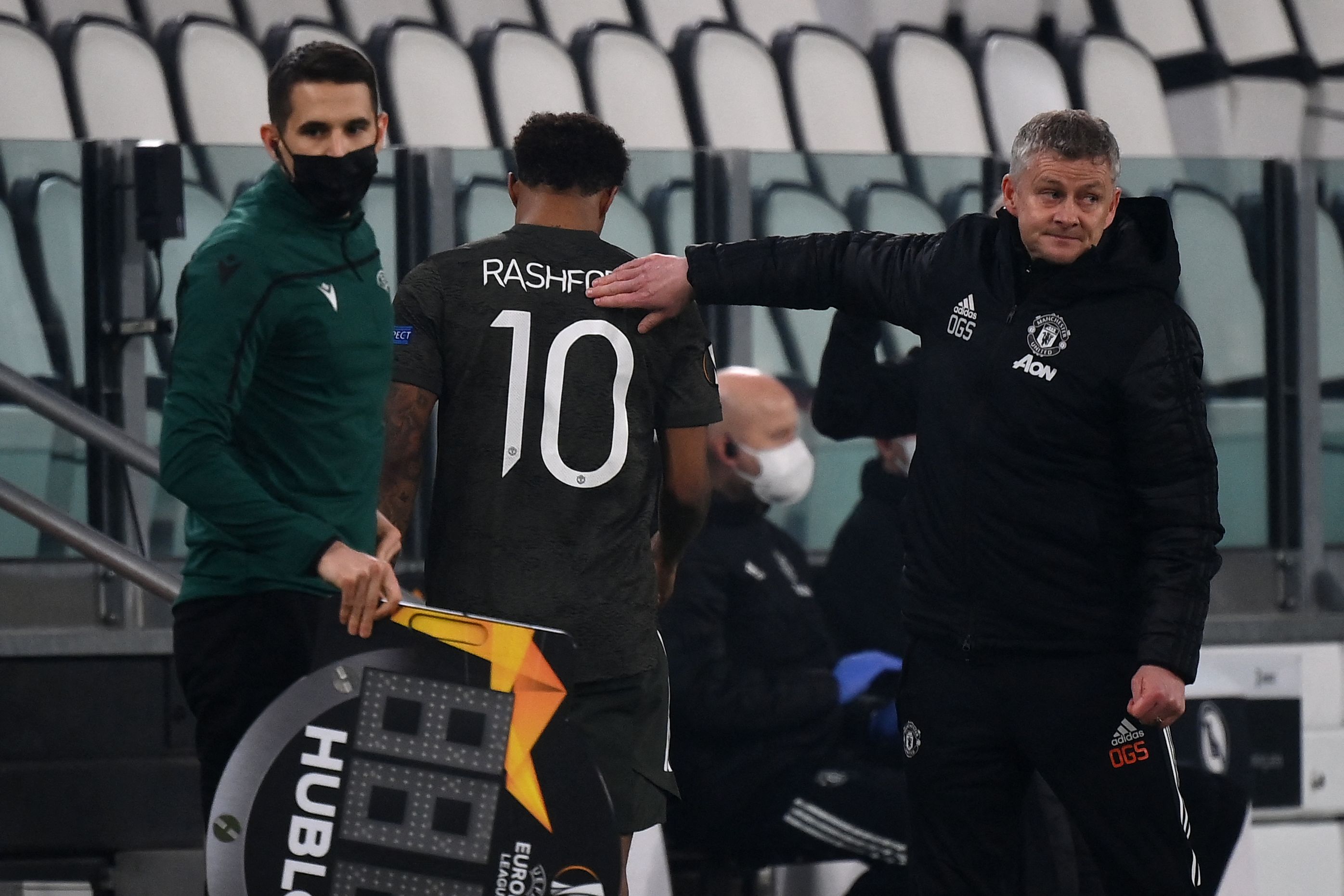 Manajer MU Ole Gunnar Solskjaer menepuk bahu Marcus Rashford