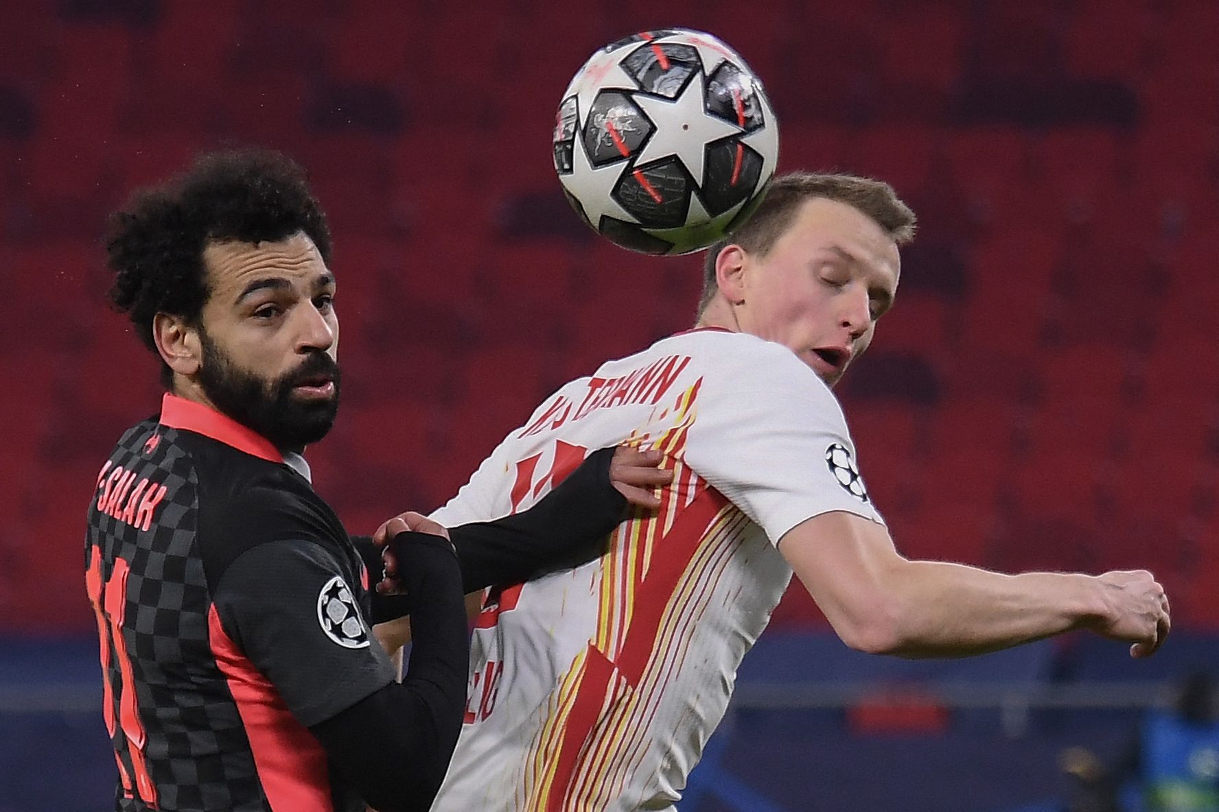 Gelandang Liverpool Mohamed Salah (kiri) dan bek Leipzig Lukas Klostermann berebut bola pada laga Liga Champions.