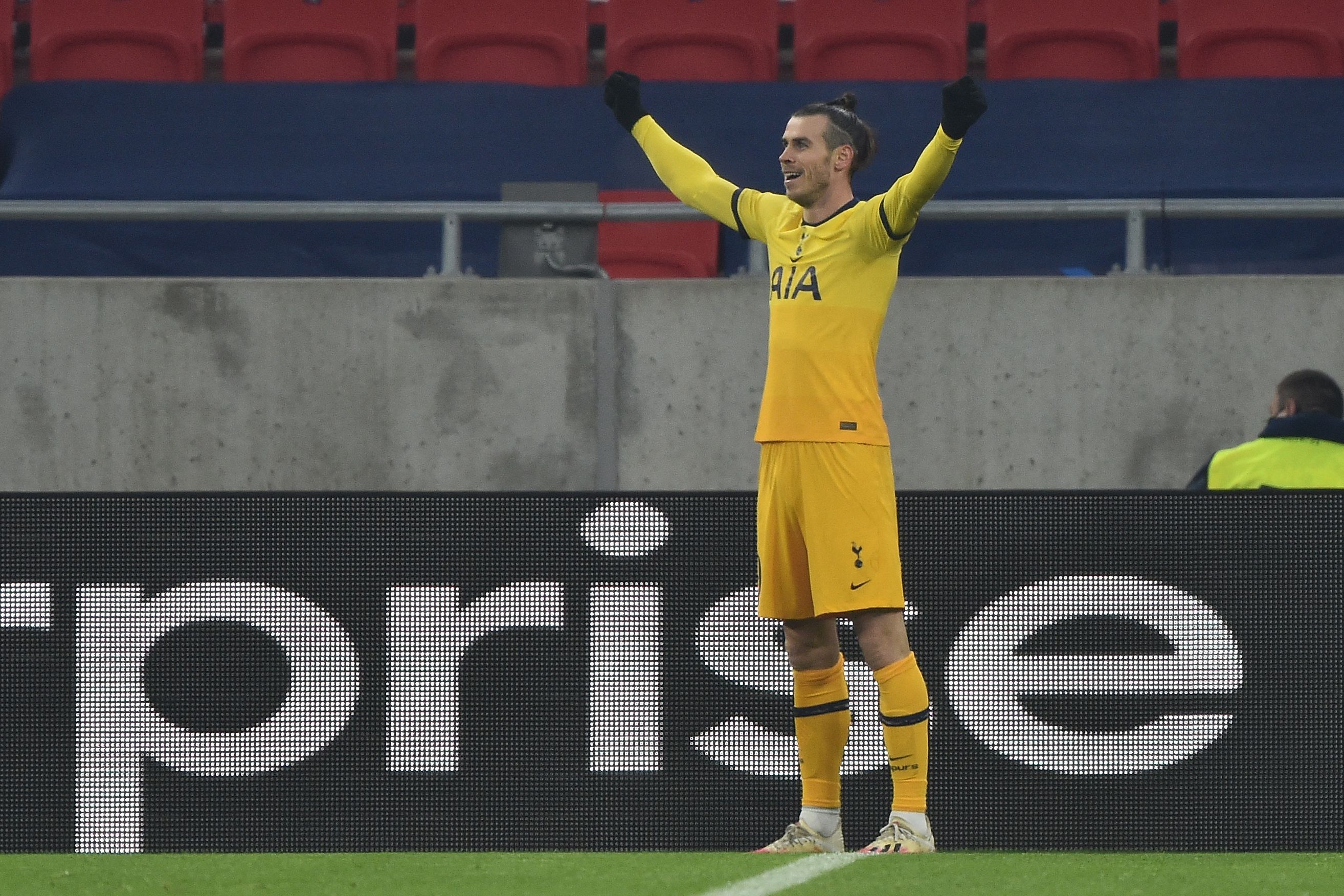 Pemain Tottenham Hotspur Gareth Bale melakukan selebrasi gol