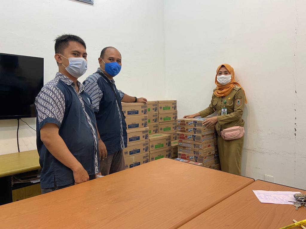 FFI melalui tim regional menyalurkan susu UHT FRISIAN FLAG® untuk warga terdampak bencana banjir di Manado, Sulut, dan Kalsel.