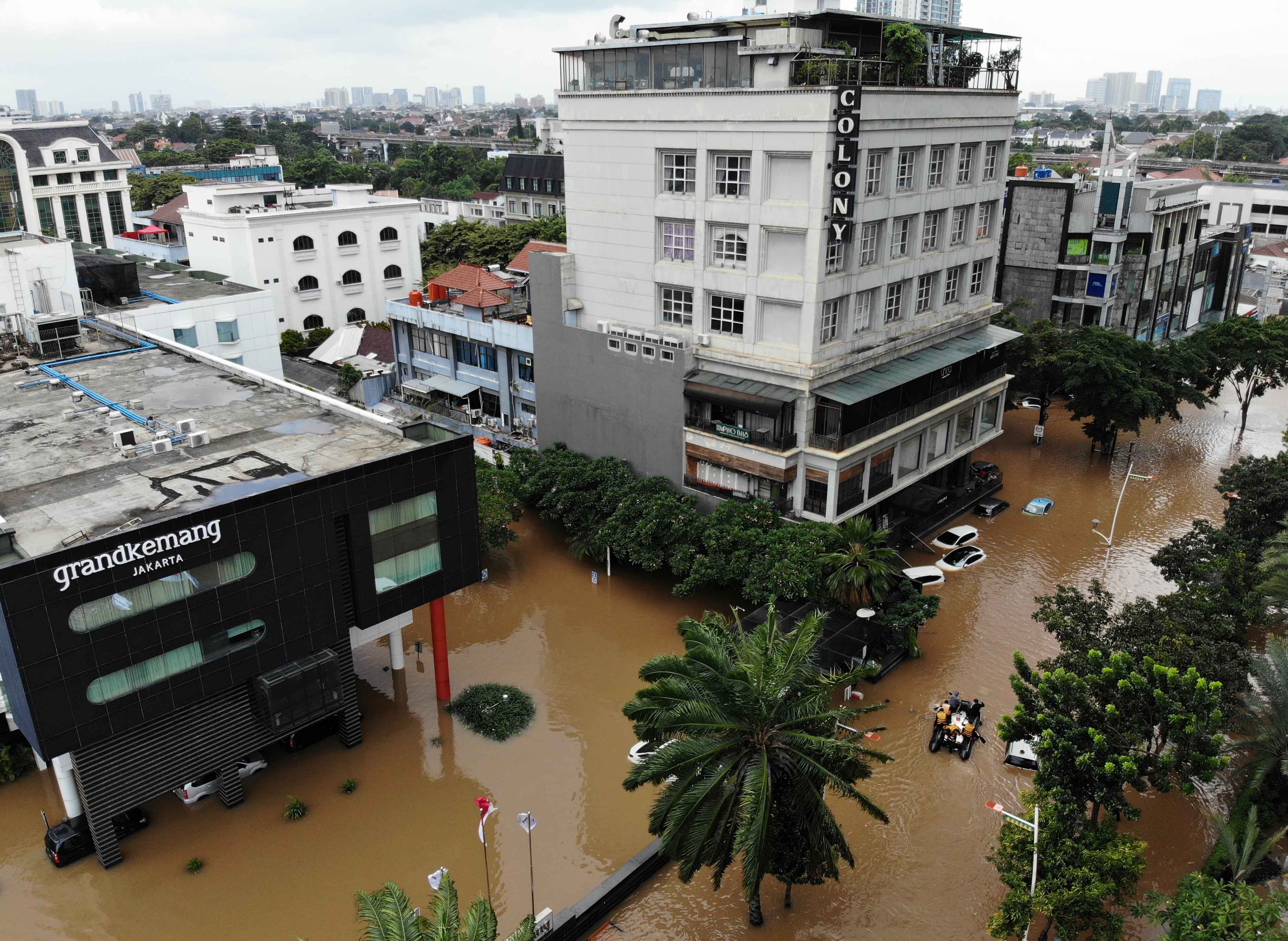 Kondisi jalan Kemang Raya yang terendam banjir di Jakarta, Sabtu, (20/2/2021). 