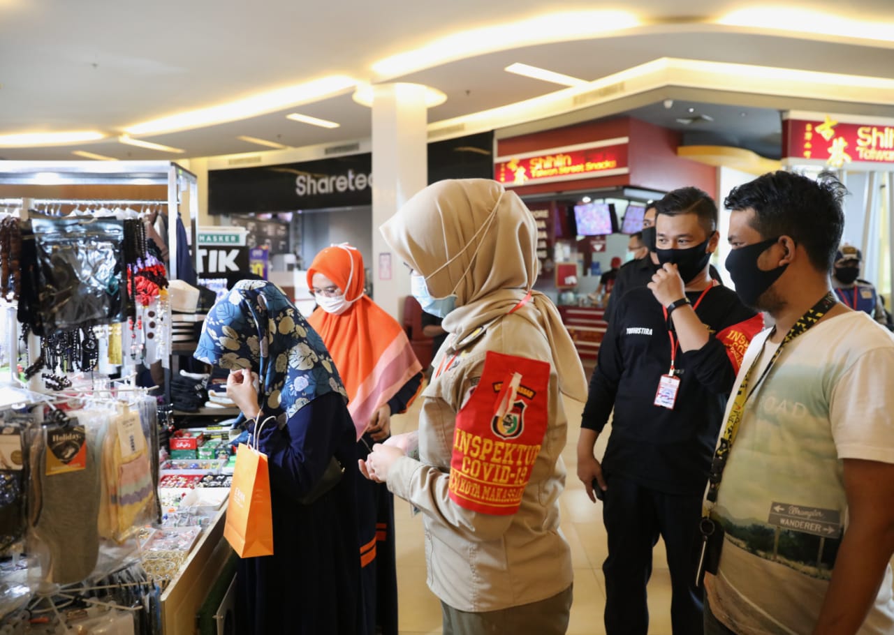 Petugas mengawasi pelaksanaan pemberlakuan pembatasan kegiatan masyarakat (PPKM) di pusat perbelanjaan di Kota Makassar, Sulsel. 
