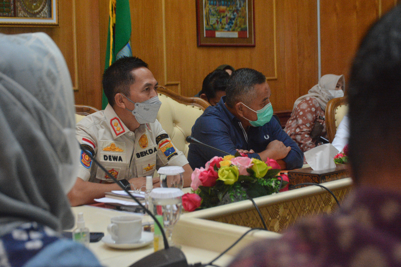Rapat kesiapan pembangunan jalan layang Simpang Sekip dipimpin Sekda Palembang, Ratu Dewa (dua kiri), Kamis (25/2).
