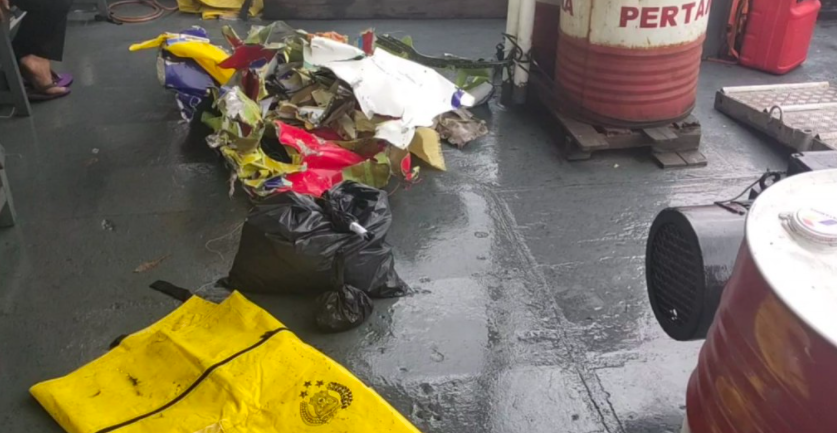 Potongan dinding pesawat Sriwijaya Air SJ-182