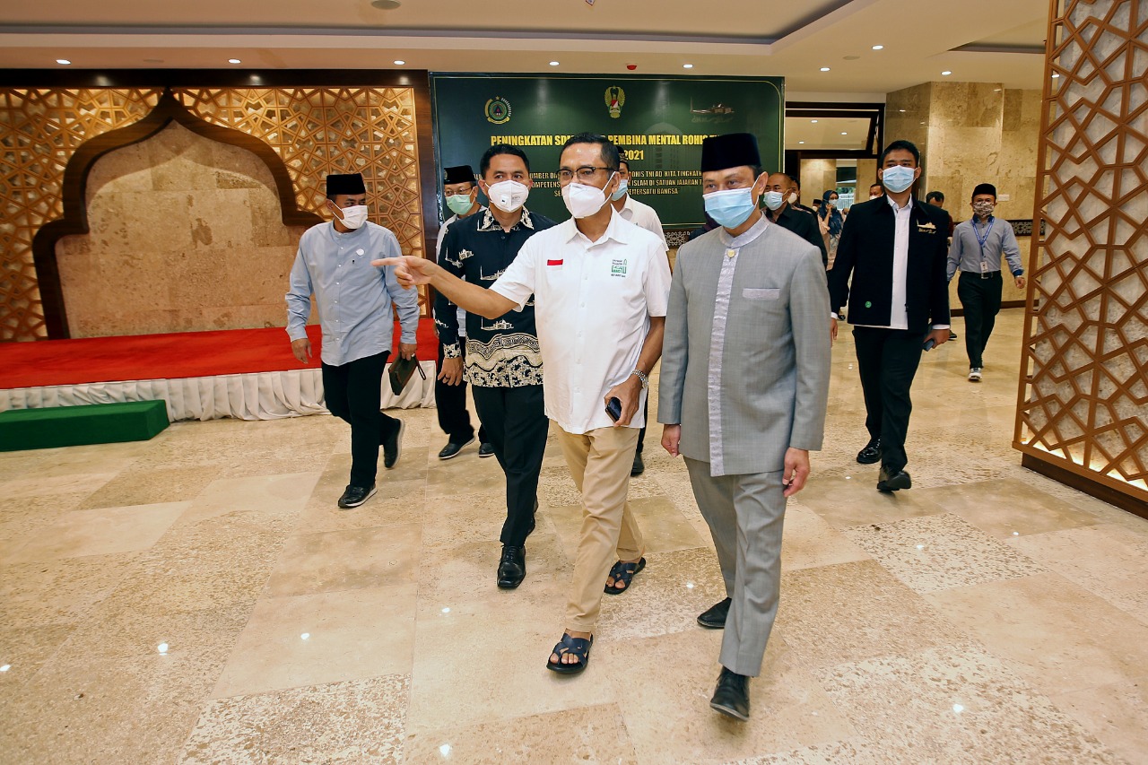 Yayasan Muslim Sinar Mas wakafkan ribuan Mushaf Alquran pada saat peringatan Milad Masjid Istiqlal ke-43.