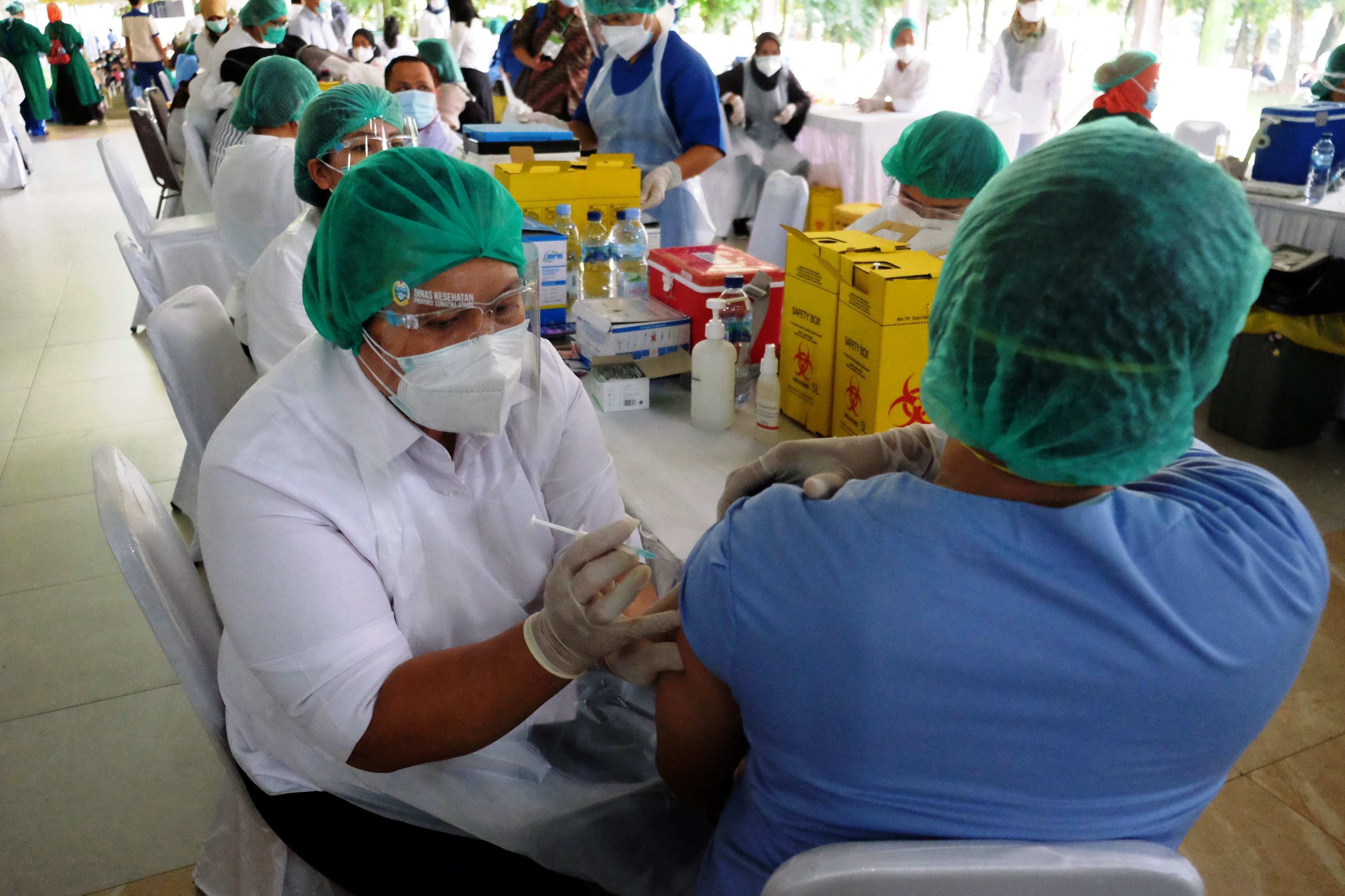 Ilustrasi nakes divaksin.