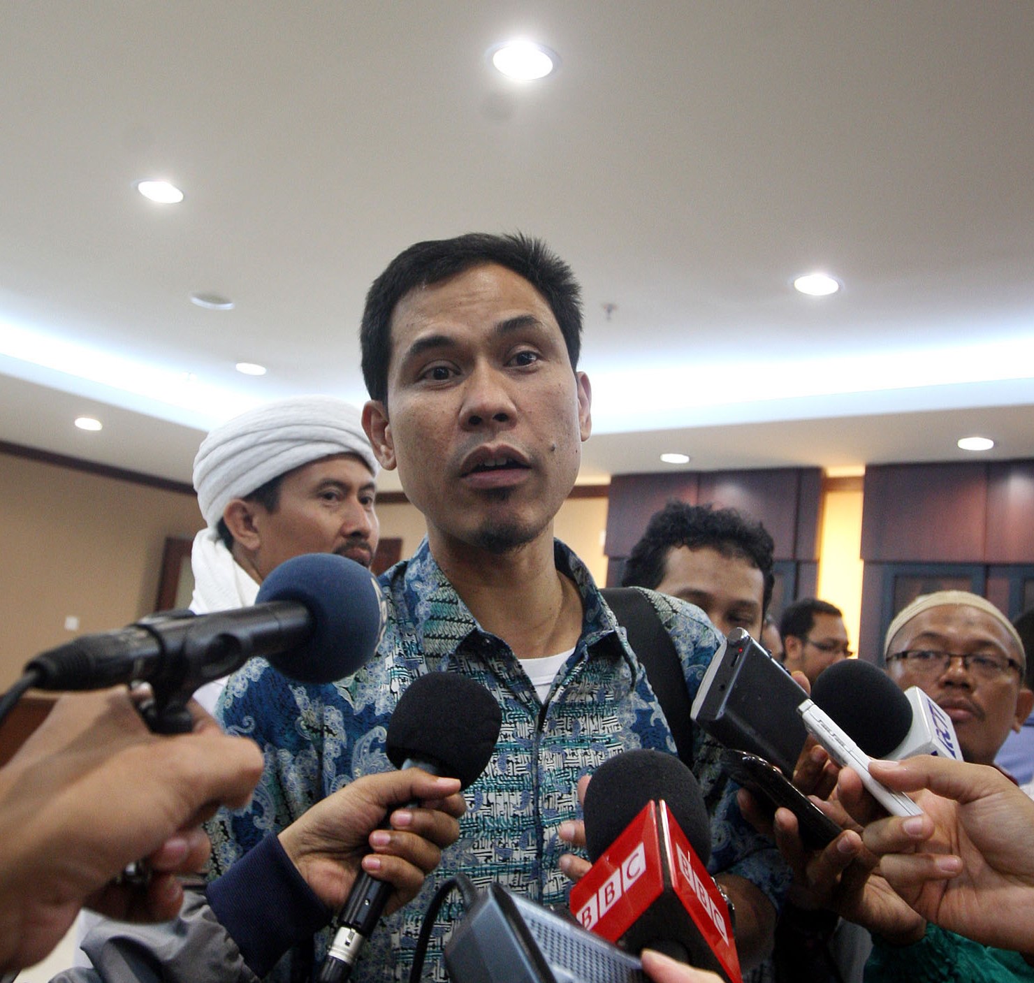 Polisi Bubarkan Relawan FPI yang Beri Bantuan Korban Banjir