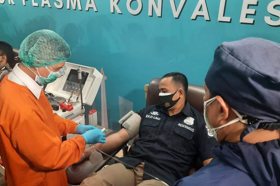 Penyintas covid-19 mendonorkan plasma konvalesen di PMI DKI Jakarta, Sabtu (6/2).
