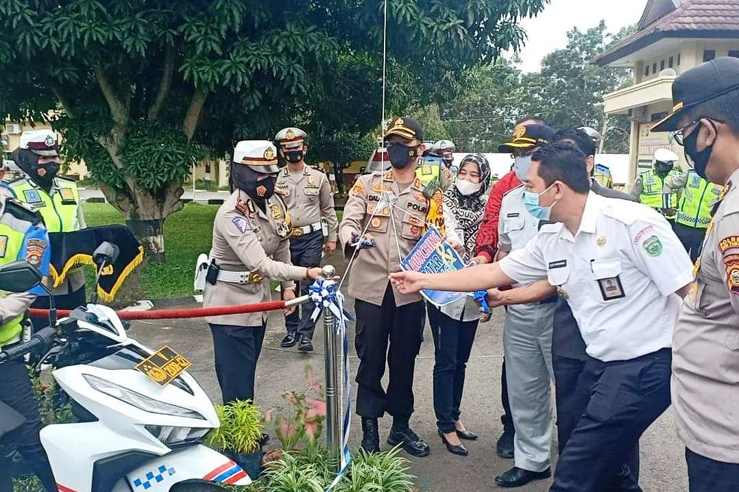 Kapolres OKU Timur, AKBP Dalizon melaunching program Sidatar dan Siaga untuk mempermudah pelayanan pajak dan pembuatan SIM di OKU Timur.