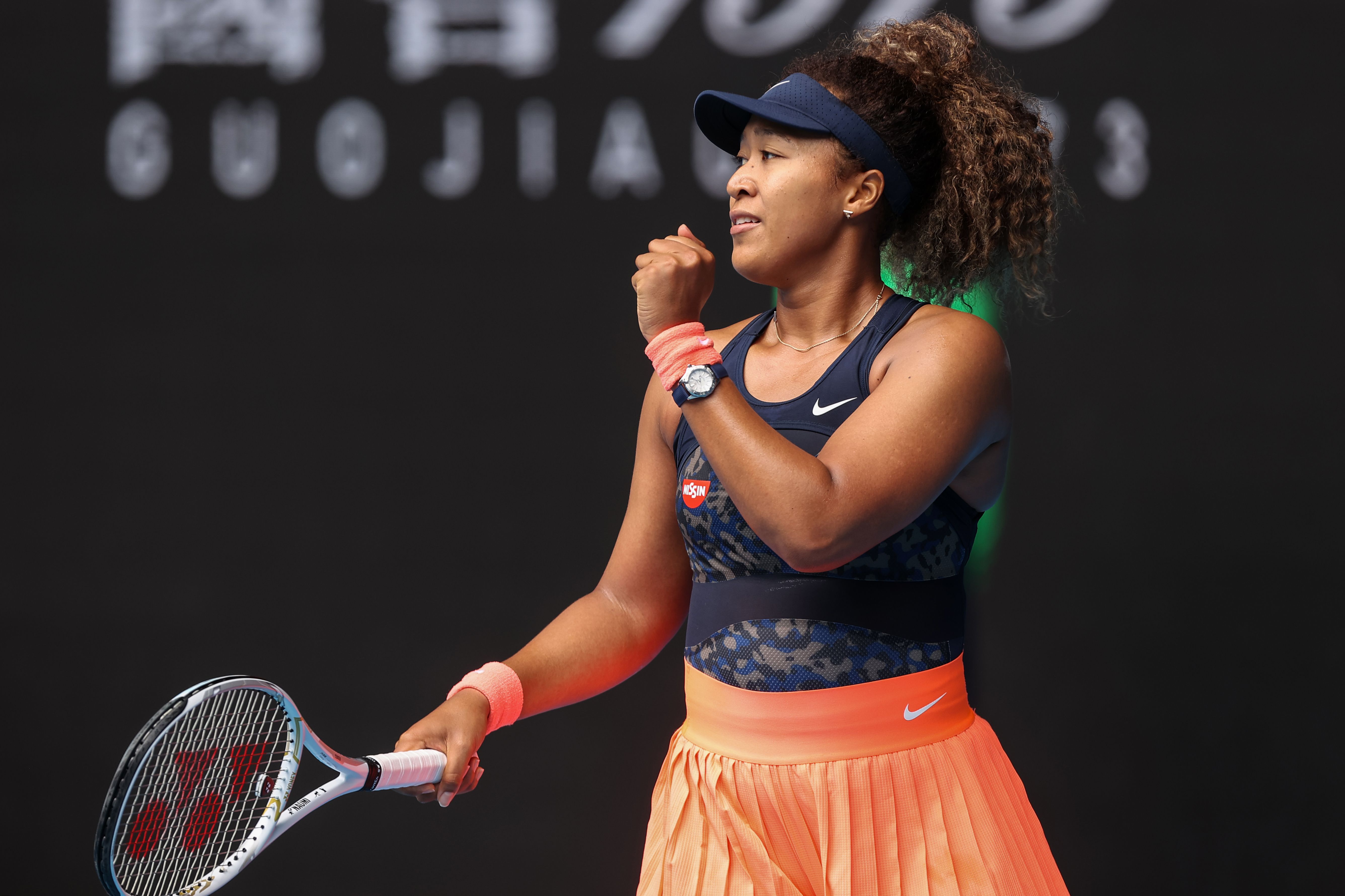 Petenis Jepang Naomi Osaka mengapalkan tangannya setelah mengalahkan Garbine Muguruza dari Spanyol.