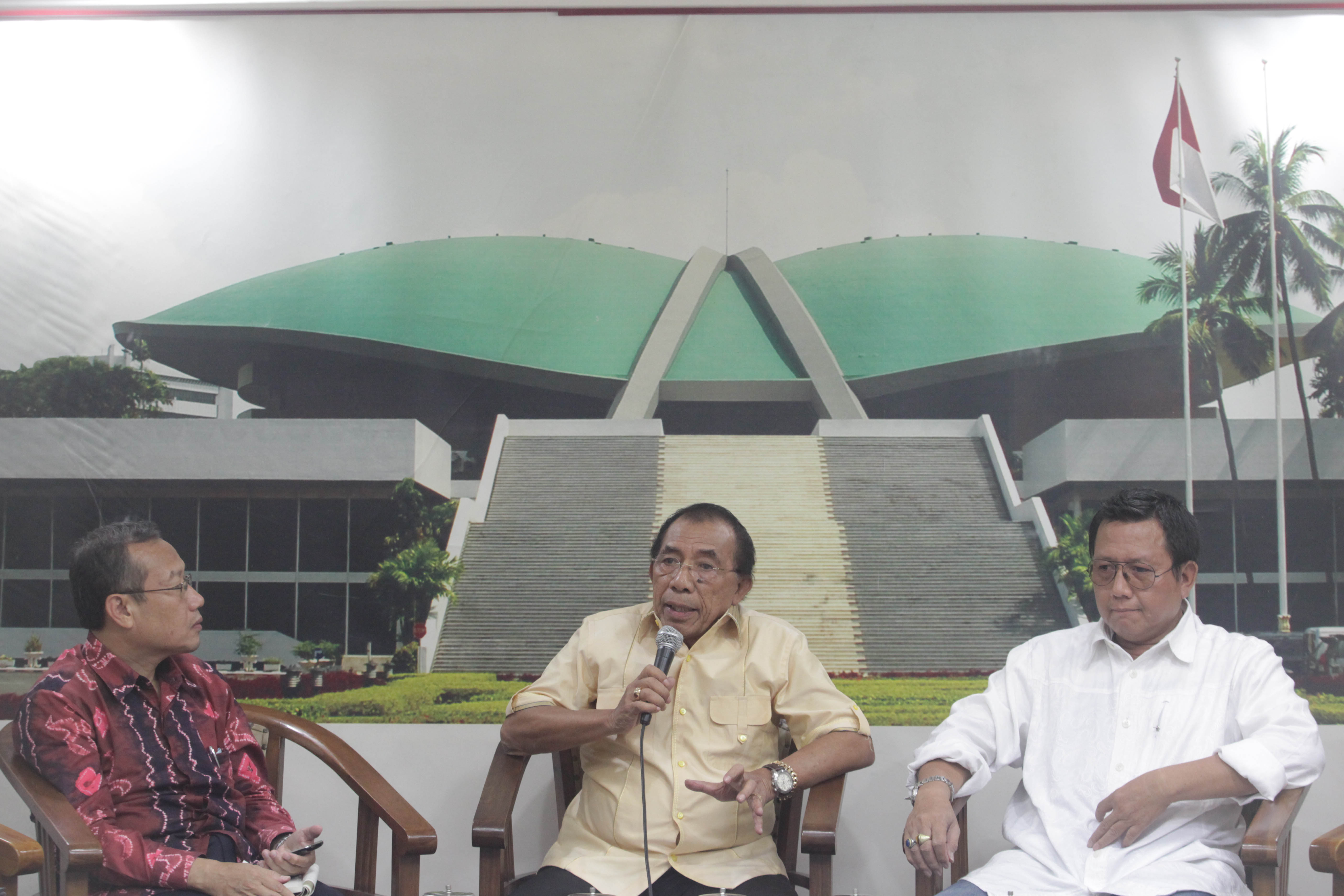 Mantan  Wakil Ketua Umum Partai Demokrat, Max Sopacua (tengah) dalam sebuah acara diskusi.