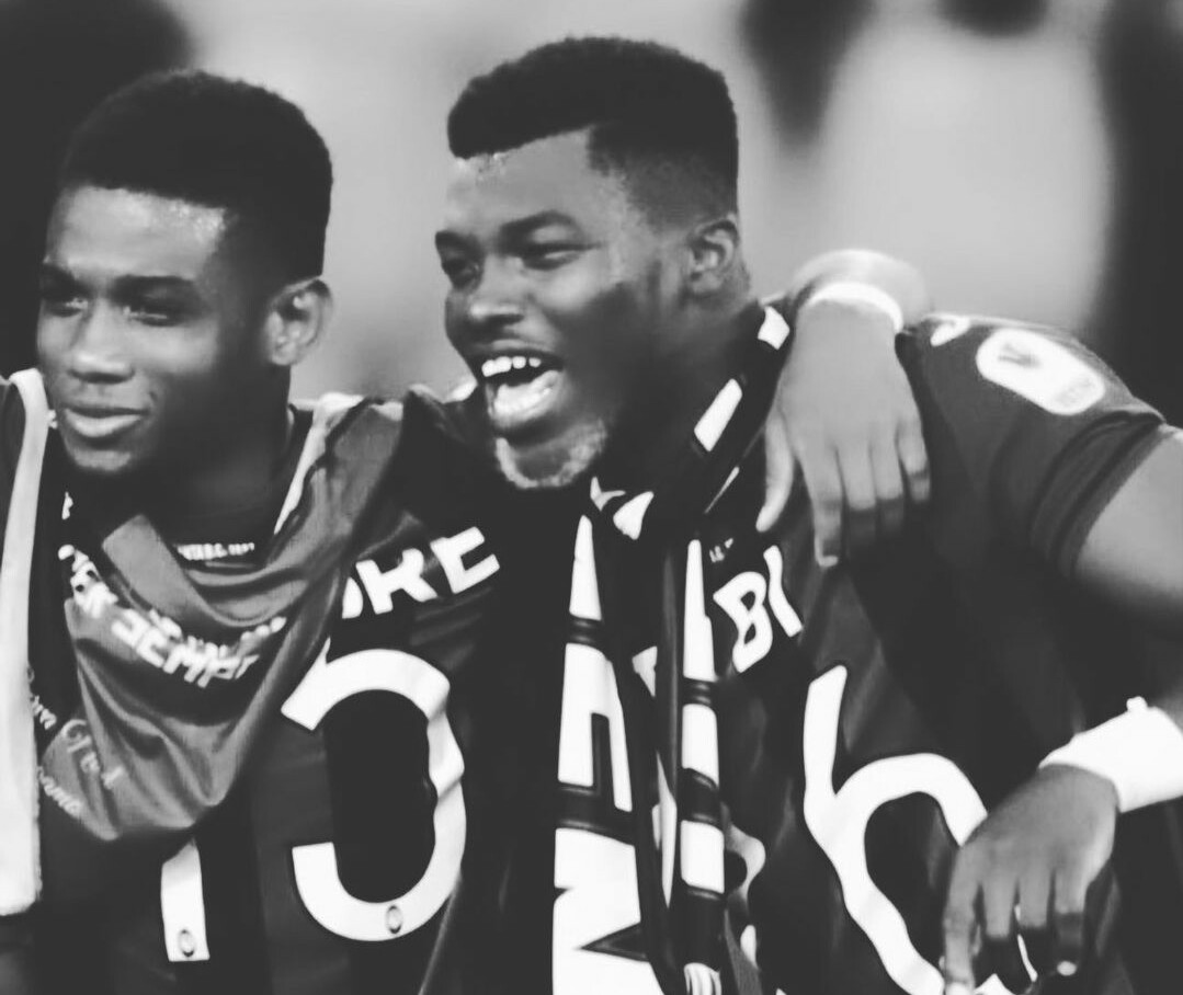 Pemain sayap Manchester United Amad Diallo bersama Willy Braciano Ta Bi (kanan)