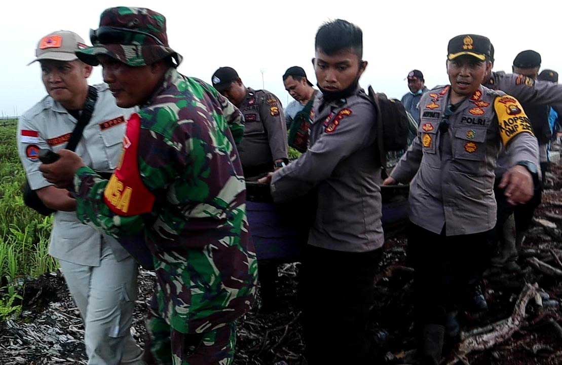 Kapolres Muaro Jambi Ajun Komisaris Besar Polisi (AKBP) Ardiyanto  bersama tim Satgas Karhutla dan TNI mengecek kanal gambut.
