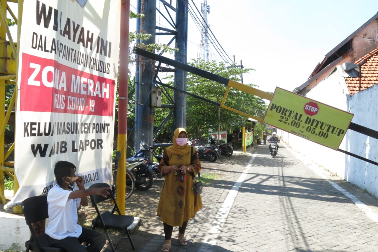 Warga RW 12 Desa Waru Kecamatan Waru Kabupaten Sidoarjo menutup akses masuk ke kampung untuk mencegah penularan covid-19.