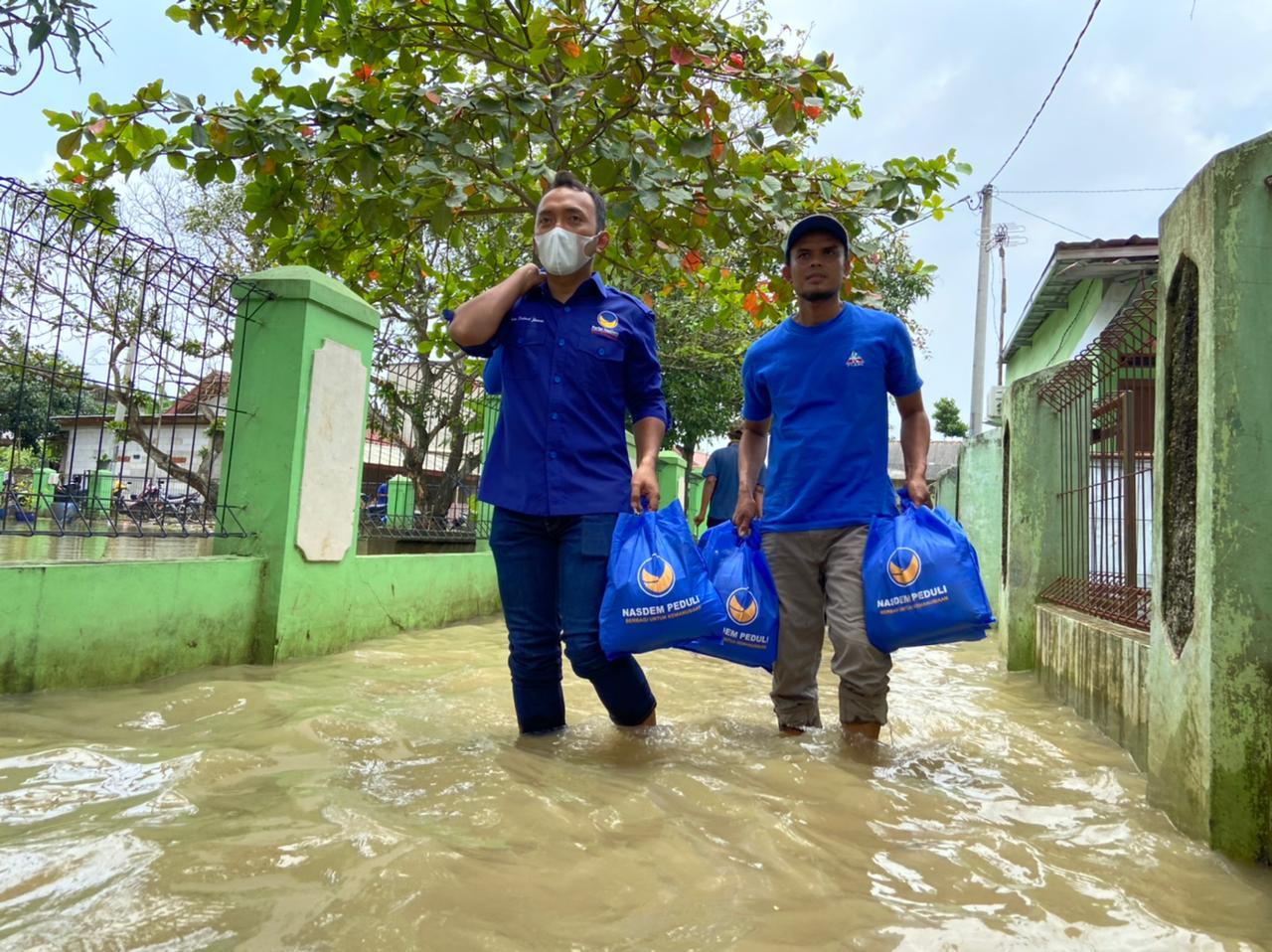 NasDem Karawang Bagikan 3.500 Paket Sembako