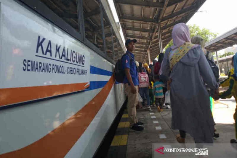 Penumpang akan menaiki kereta Kaligung tujuan Semarang Poncol di Stasiun Cirebon.